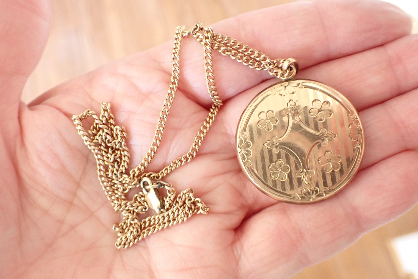 Vintage Antique Yellow Gold Filled Round Locket Pendant On Chain Necklace Etched