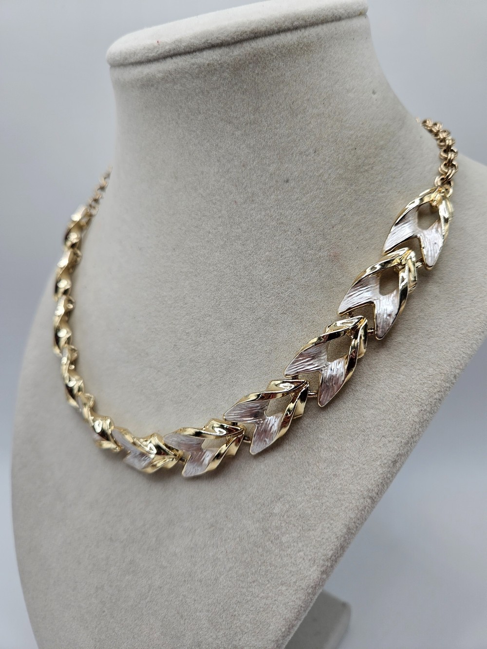 VINTAGE Gold and Silver Two-Tone Textured Articulated Leaf Link Choker Necklace