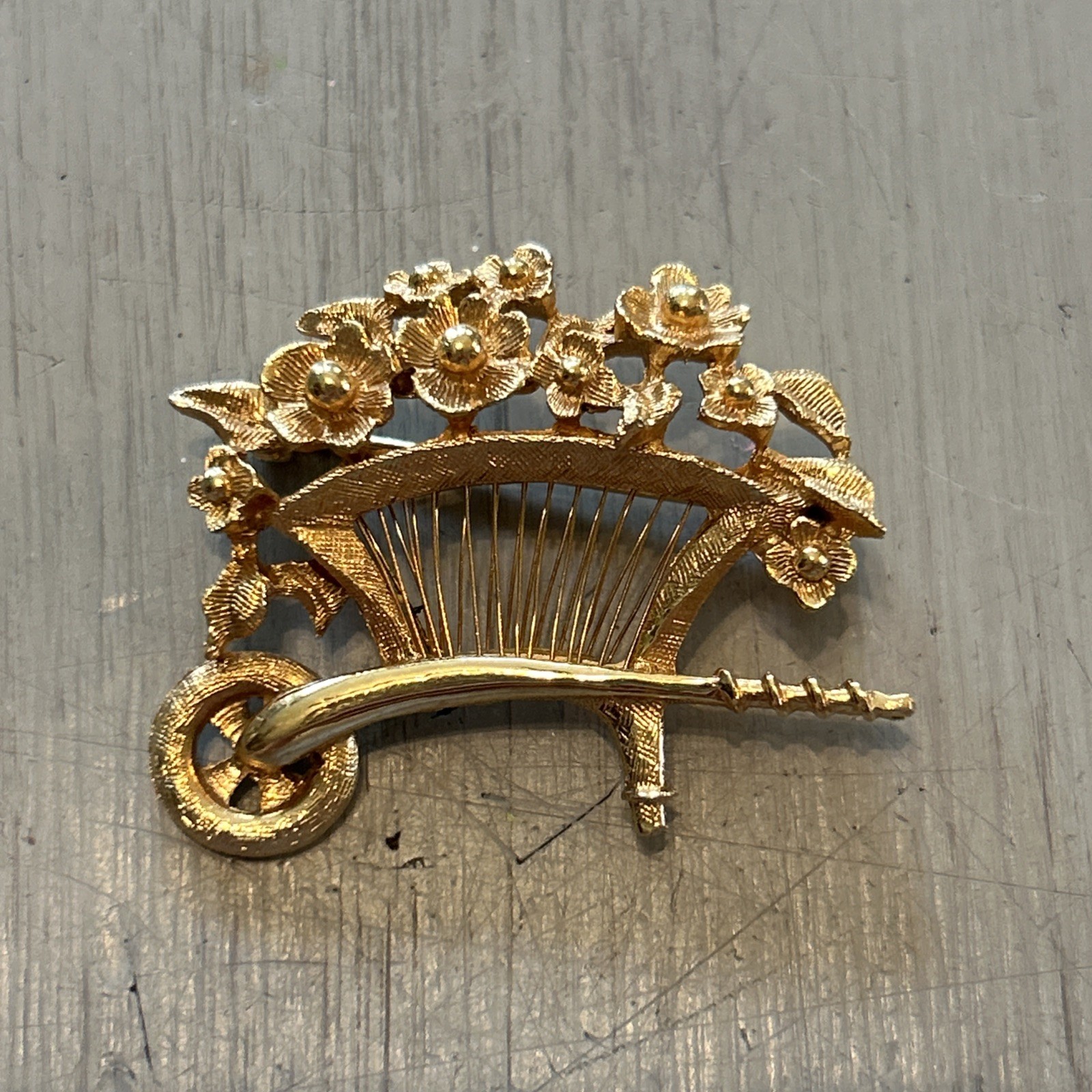Vtg Monet Gold Tone Flower Cart Wheelbarrow Floral Garden Brushed Brooch Pin