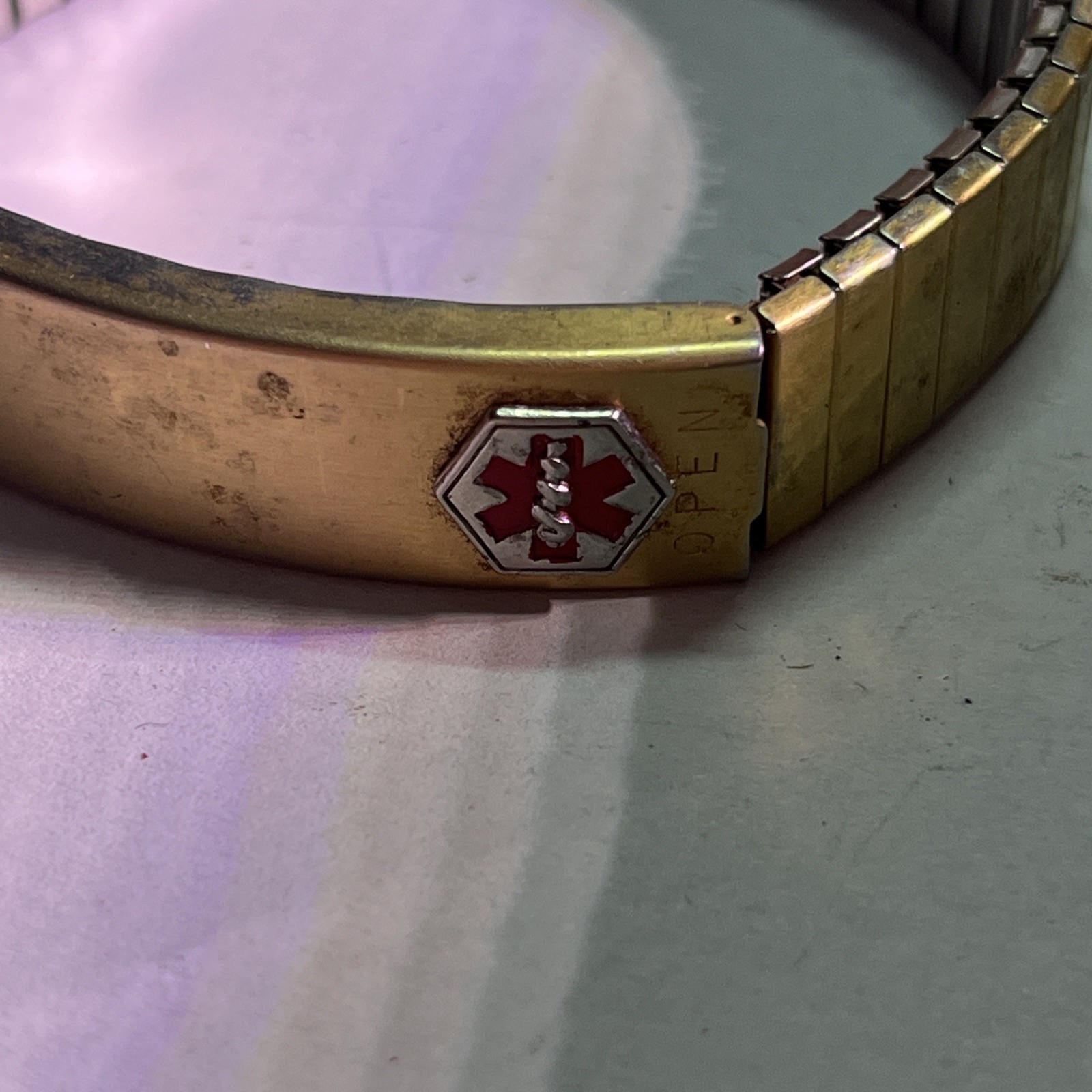 Speidel Medilog Medical Alert Bracelet Womens Stretch Band Gold Tone