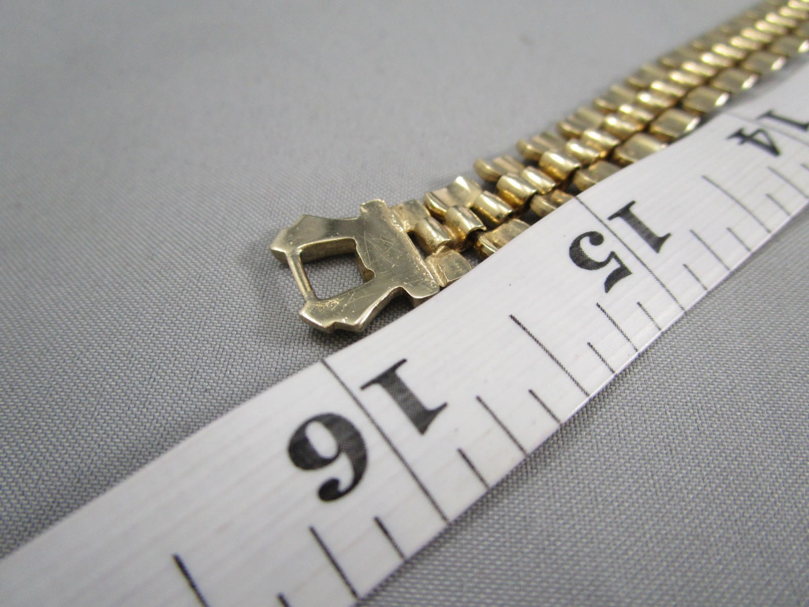 Vintage Gold Tone Basketweave Chain Dangling Round Crystal Pendant Necklace 781