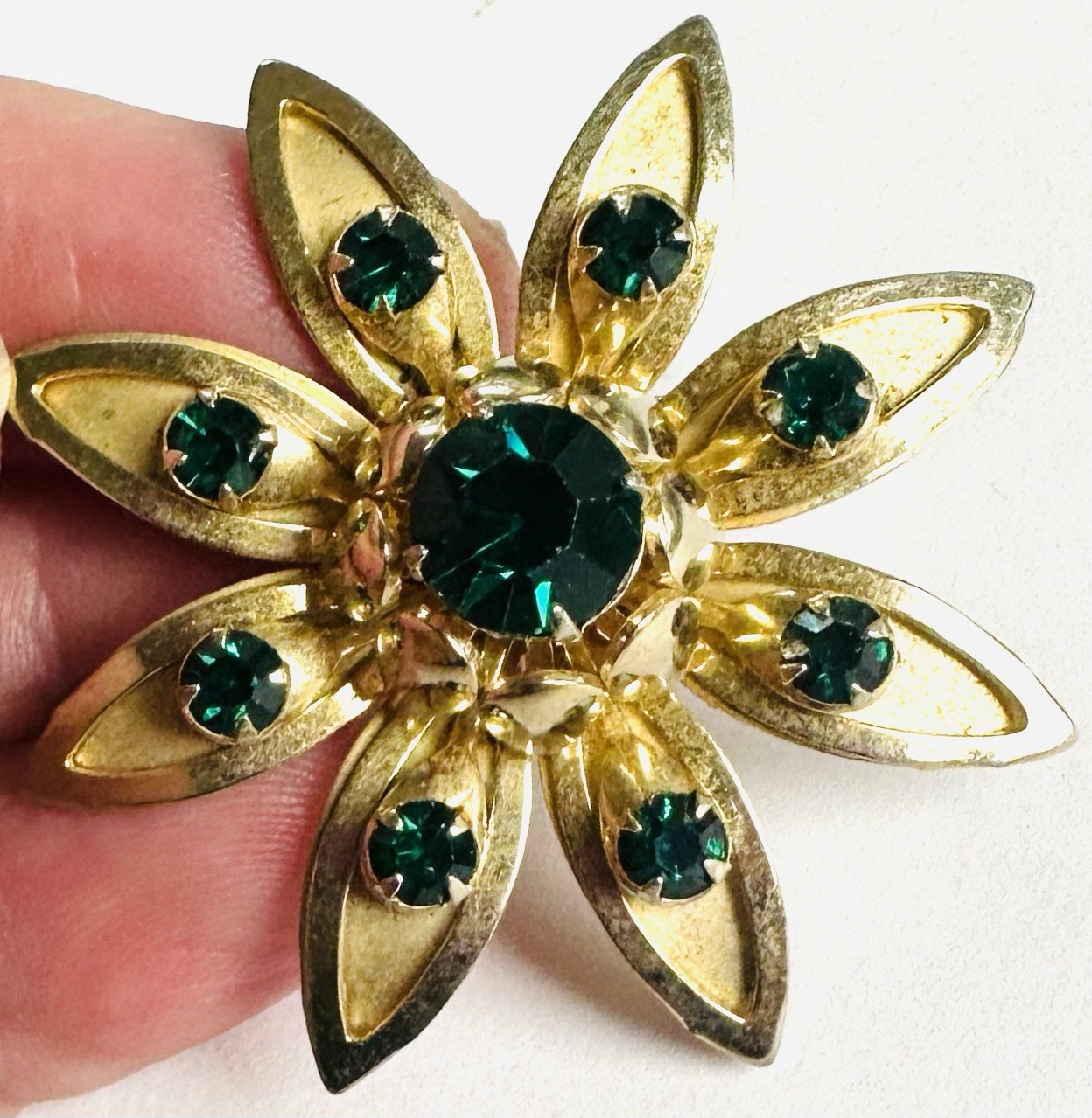 VTG Vivid Green Rhinestone Brooch Flower Pretty Rhinestones Gold Tone