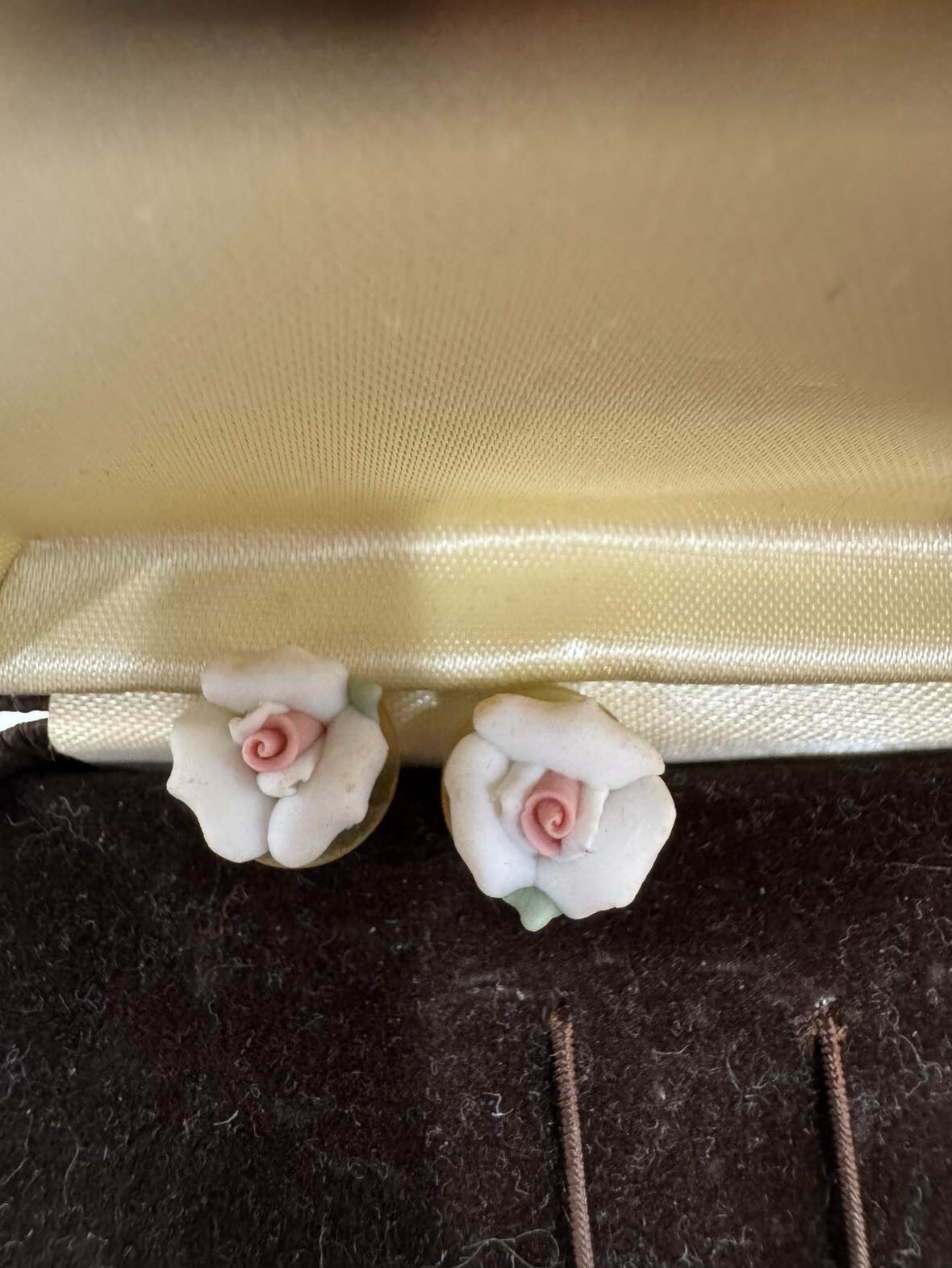 Vintage Brooch Chain & Flowers with Earrings Set – White/Pink Flowers