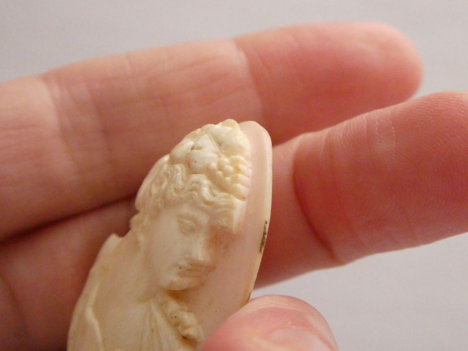 Vintage Loose Hand Carved Conch Shell Cameo Woman w Grape Leaves 39mm x 29mm 14g