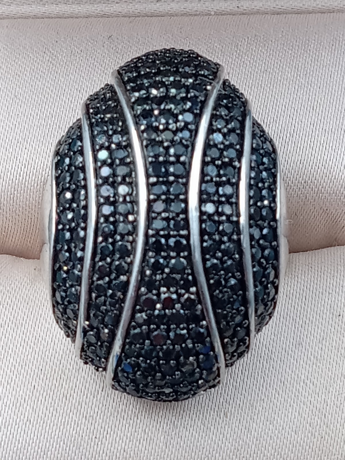 DISTINCTIVE Sterling Silver Ring w. Small Black Faceted Stones: Size 7 & 8 grams