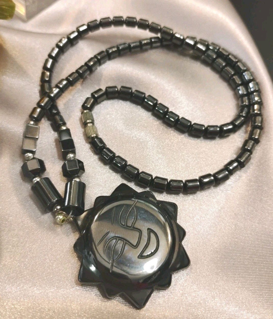 Vtg Carved HEMATITE Stone SUN Face Pendant 16″ Beaded Barrel Clasp Necklace!