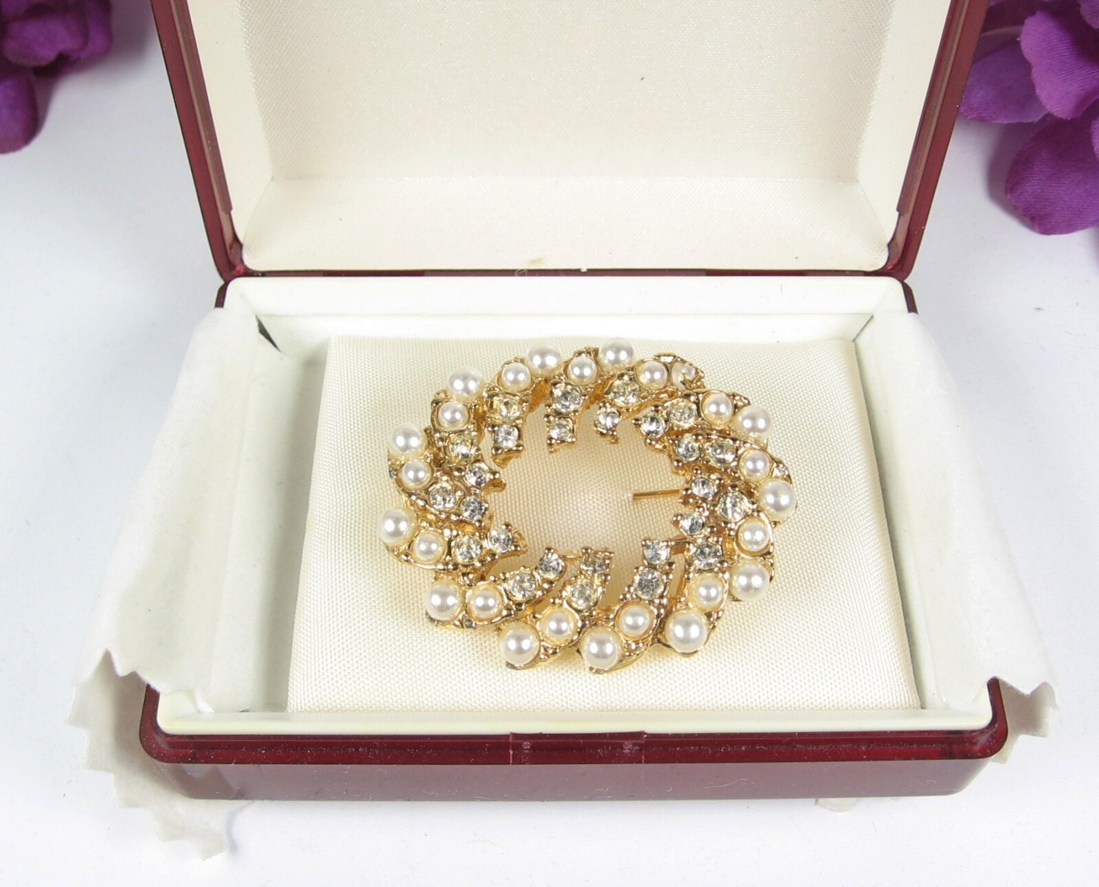 Vintage RHINESTONES & FAUX PEARLS Pinwheel PIN Brooch Goldtone Oval W/ Box