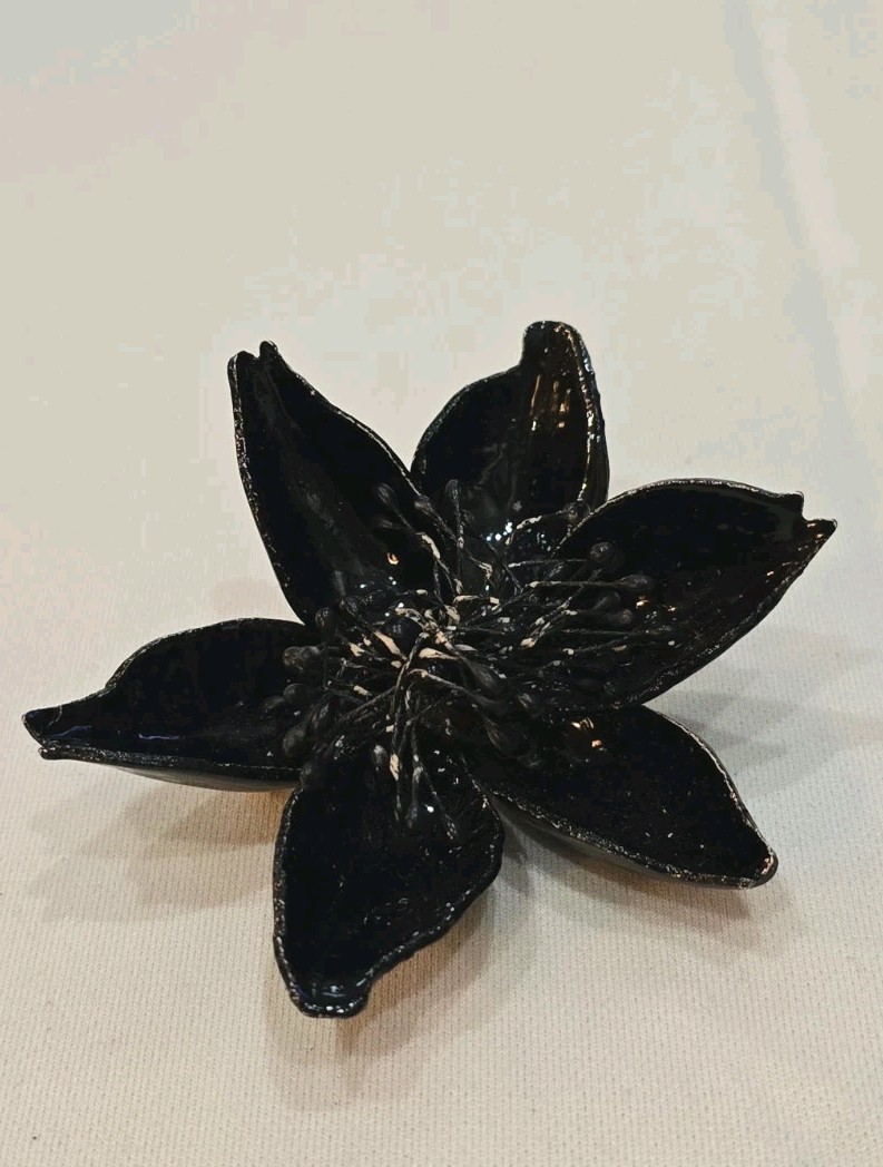 Vintage 1930s-1950s Large Black Enamel Flower Brooch (520)