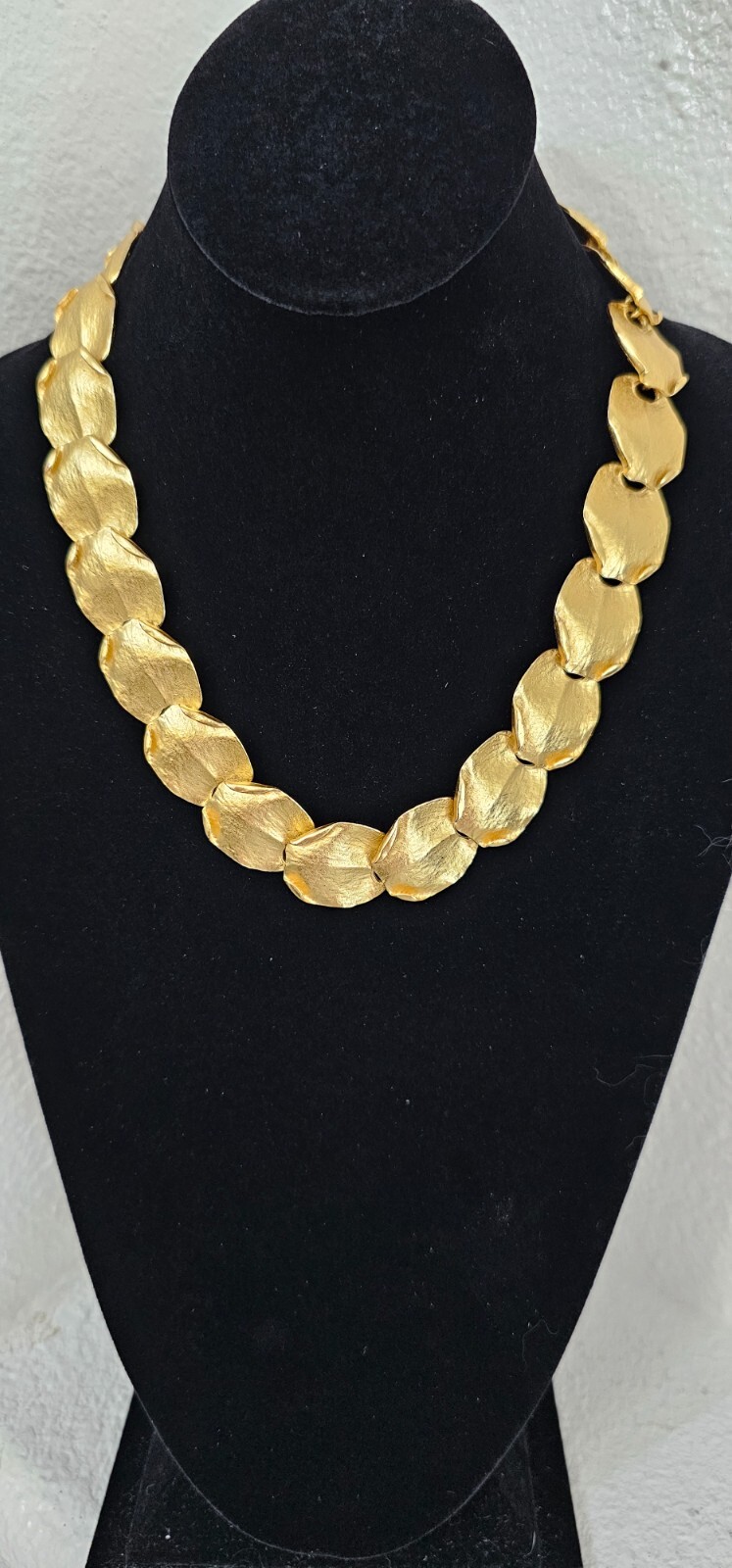 Fashion jewelry choker necklace gold tone metal 19″ quarter size like leaves