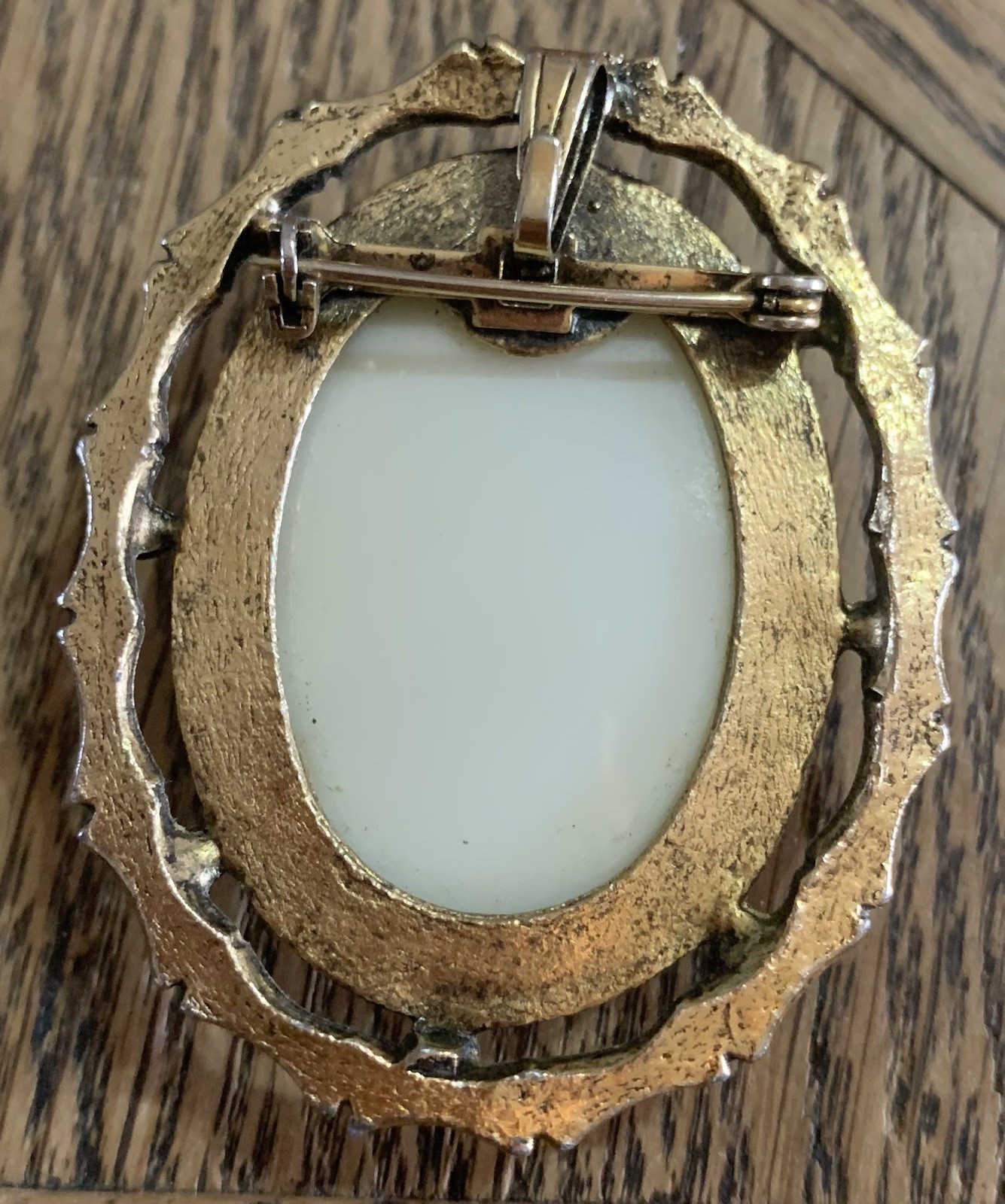 Vintage Cameo Brooch Brown Resin Oval Gold Tone Metal Filigree 2”