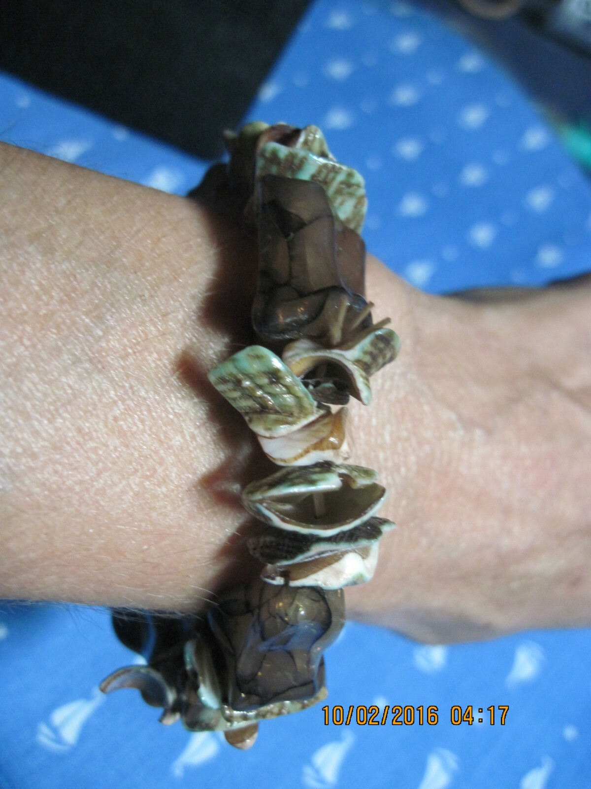 BEAUTIFUL GREEN,GOLD & PEACH CURLY SHELL & BROWN/BLACK LUCITE BRACELET…#9621