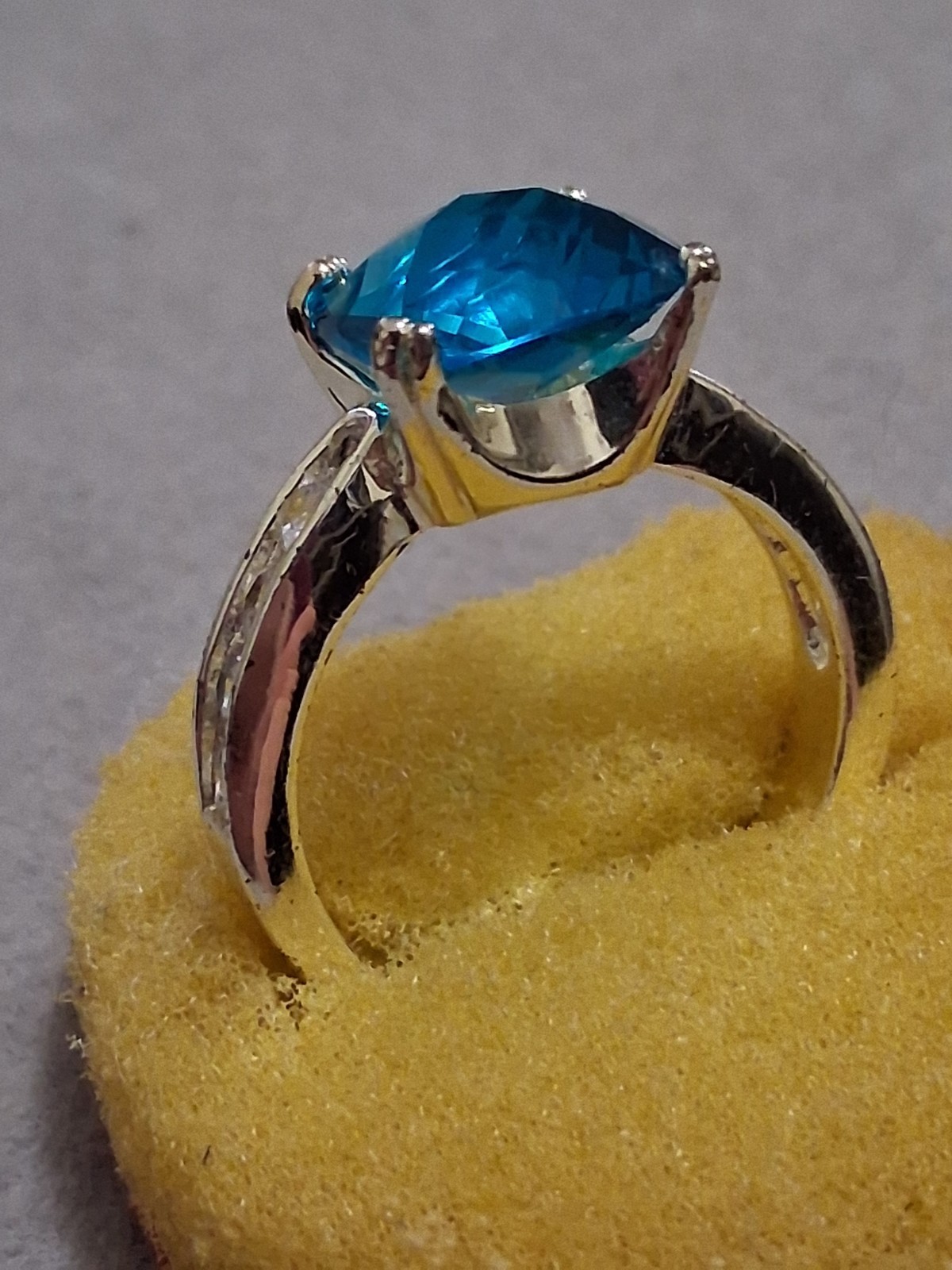 Blue cushion-cut glass stone ring w/clear stone accents, silverplate, SZ_7