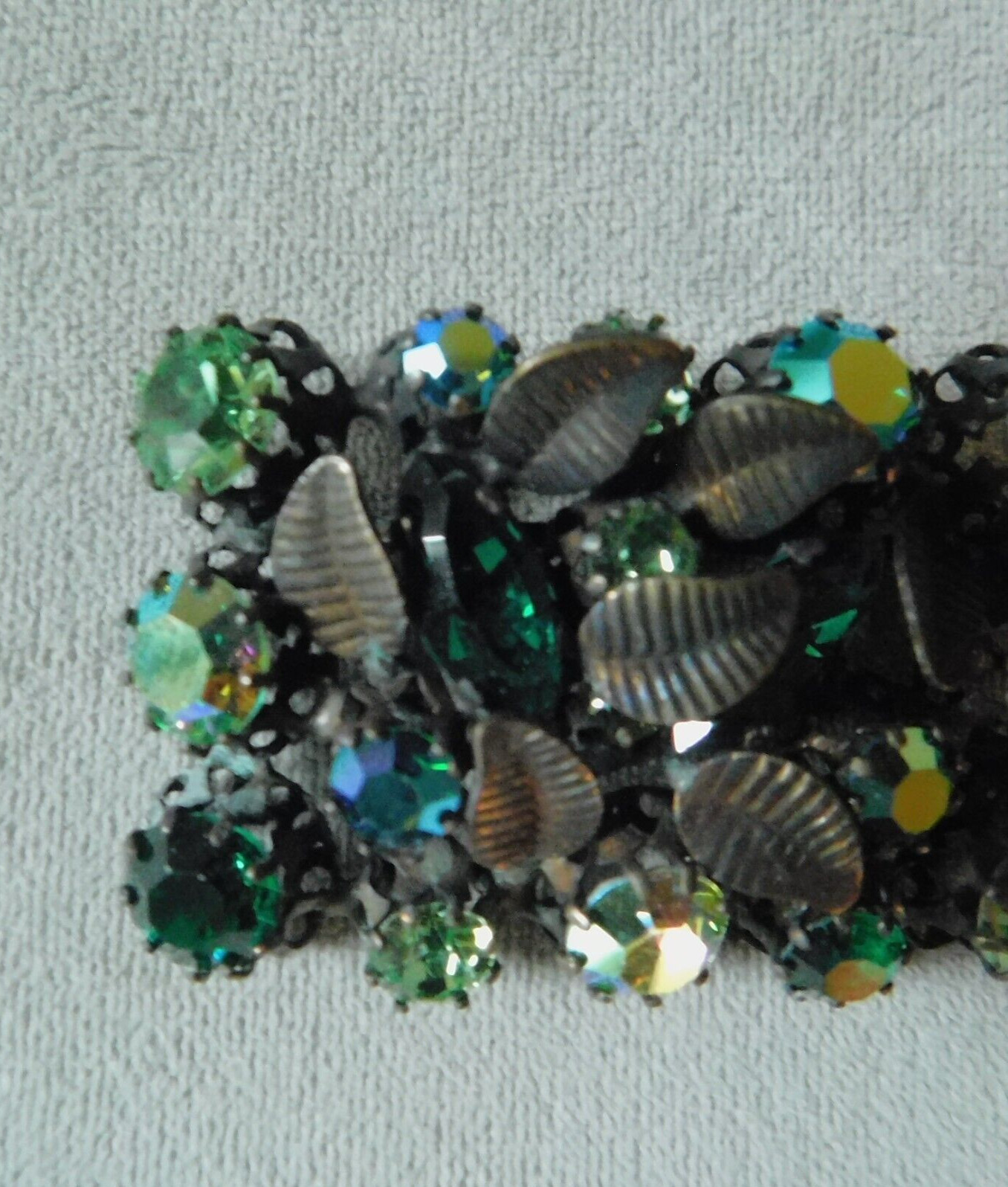 VTG. SIGNED AUSTRIAN EMERALD GREEN AURORA BOREALIS RHINESTONE BROOCH RECTANGULAR