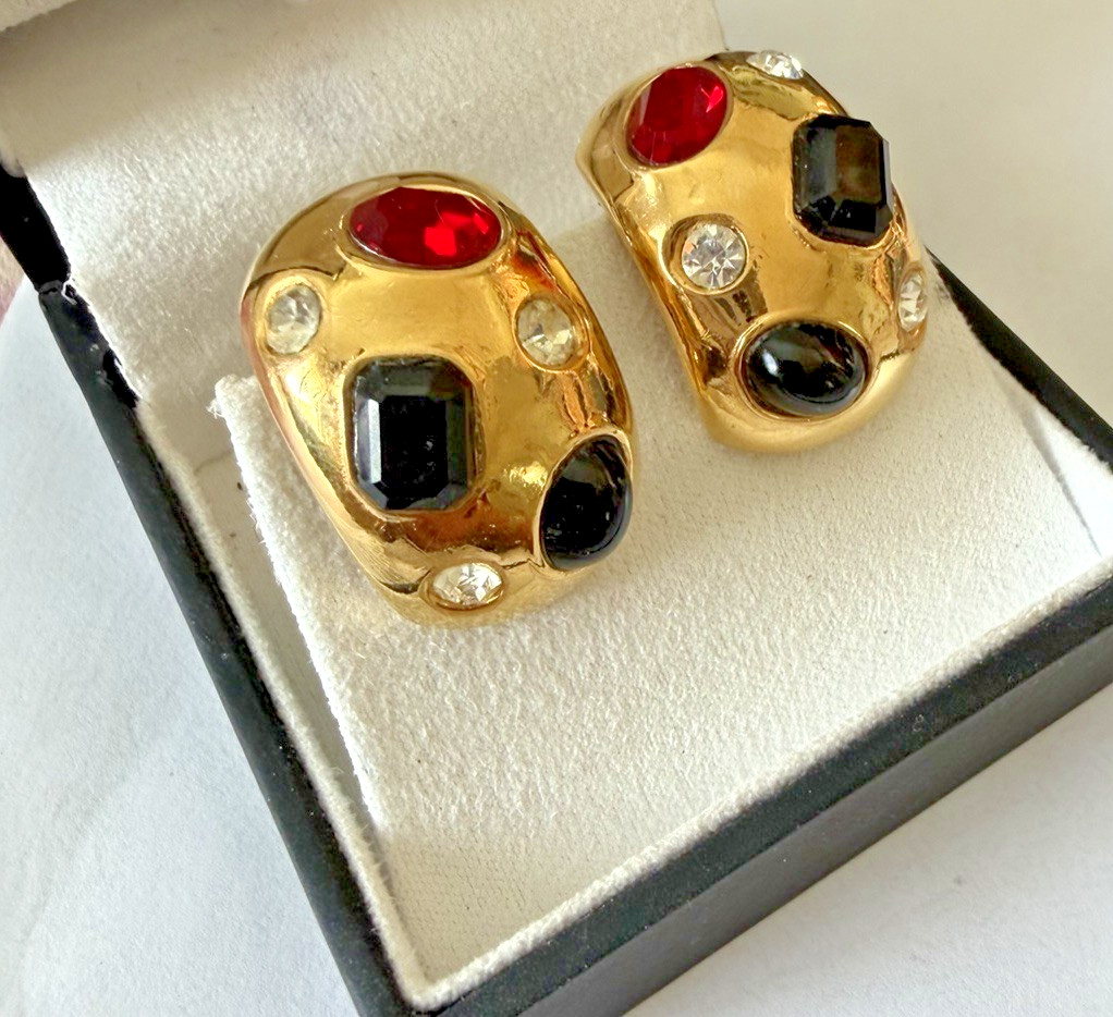 CINER VTG GRIPOIX Black Red Clear Glass Cabochon Rhinestone Hoop Clip Earrings