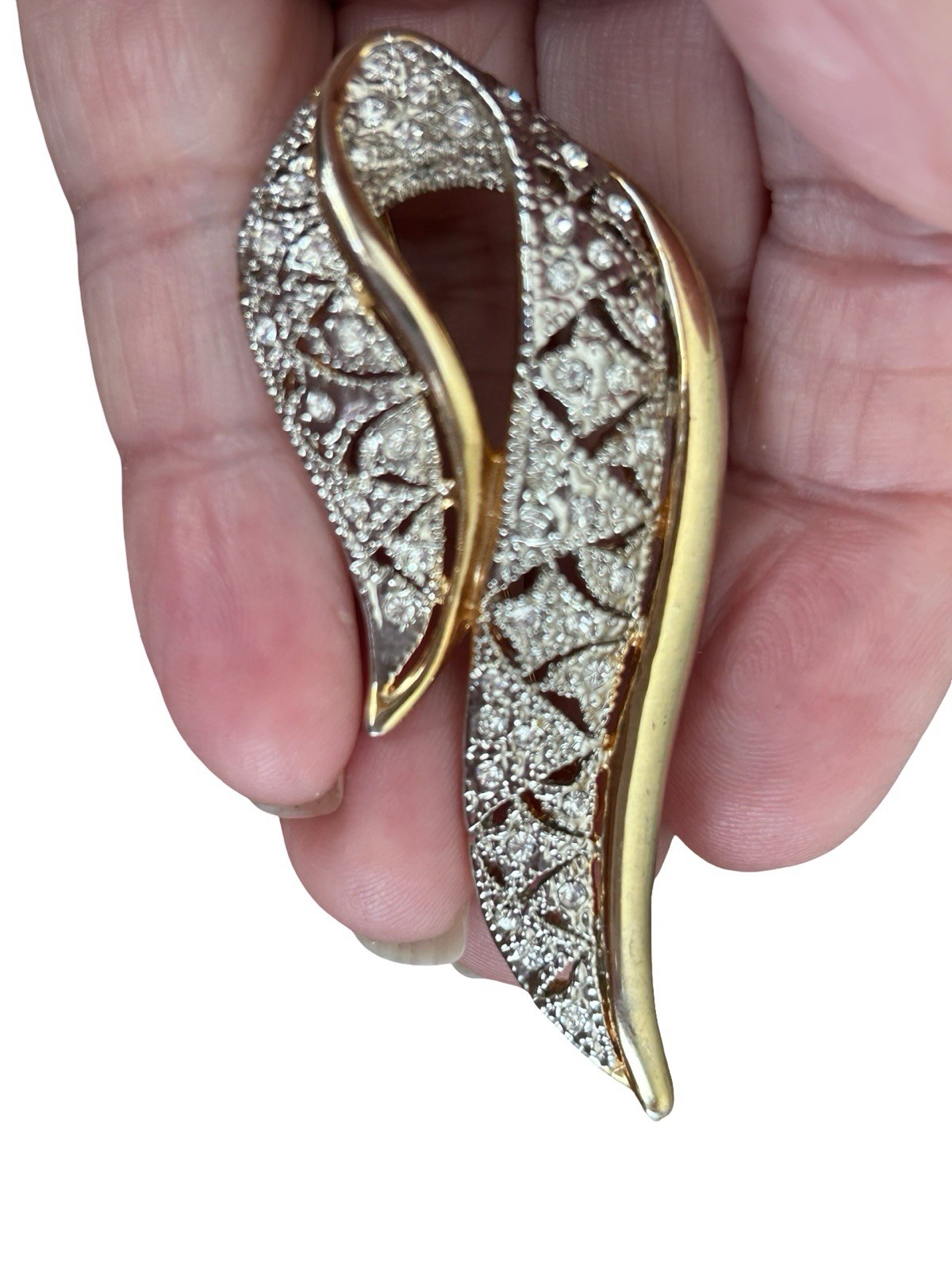 Vintage Goldtone Clear Rhinestone Swirl Ribbon 2-1/2″ Brooch Pin Estate