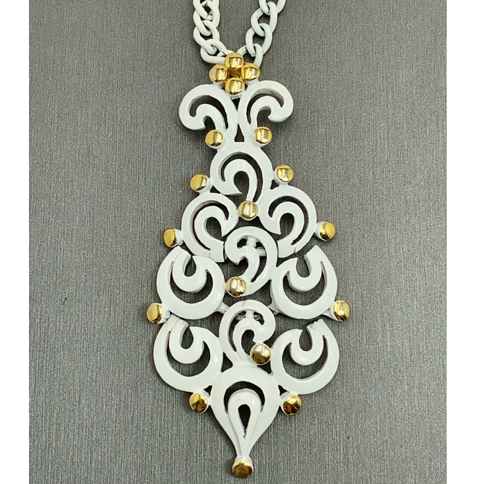 Vintage MONET Pendant Necklace 1974 MANTILLA White Enamel Articulated 28″ Chain