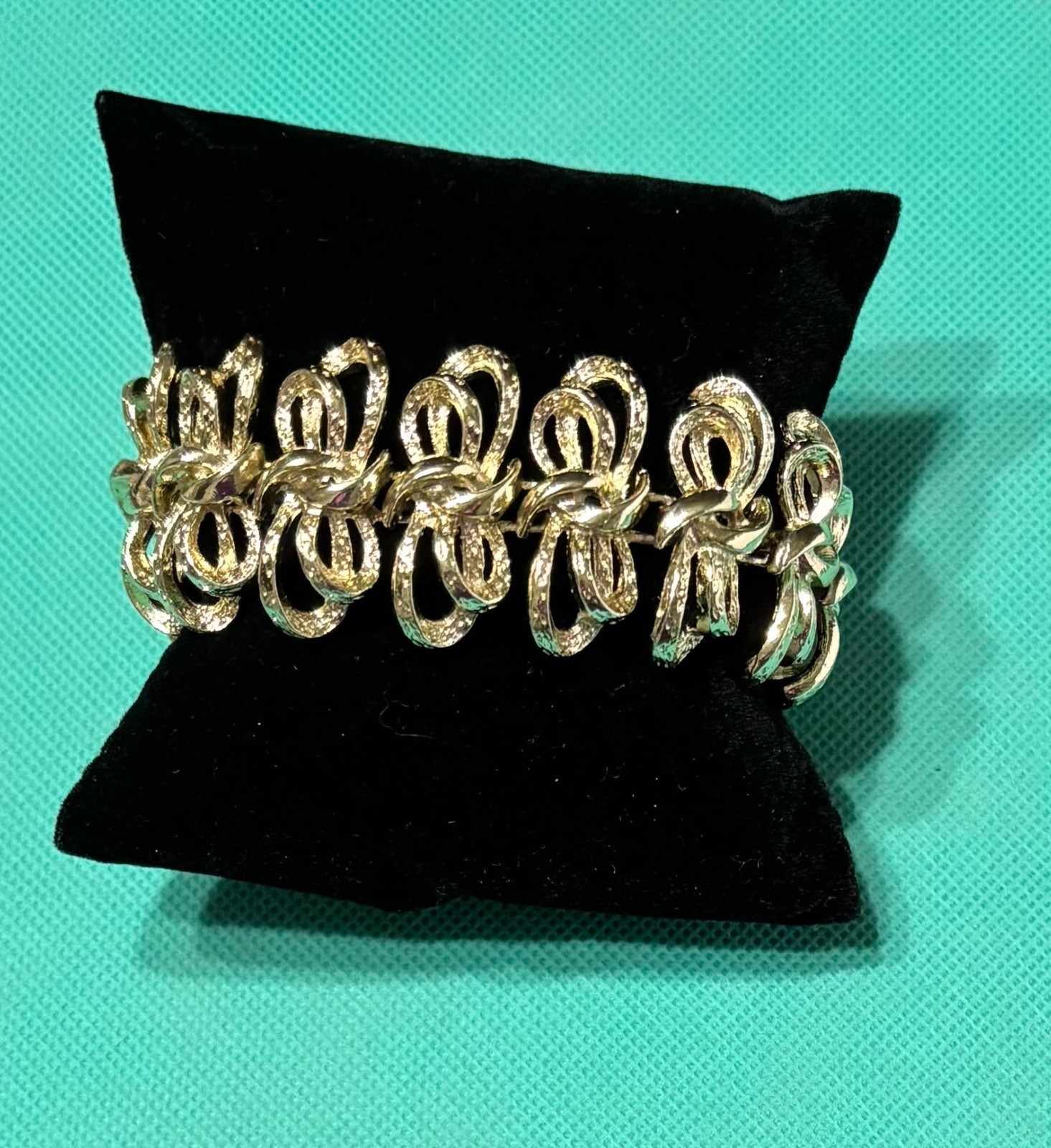 Coro Pegasus Bracelet Vtg Gold Tone Textured Bows Ribbons Design Approx 7 Inches