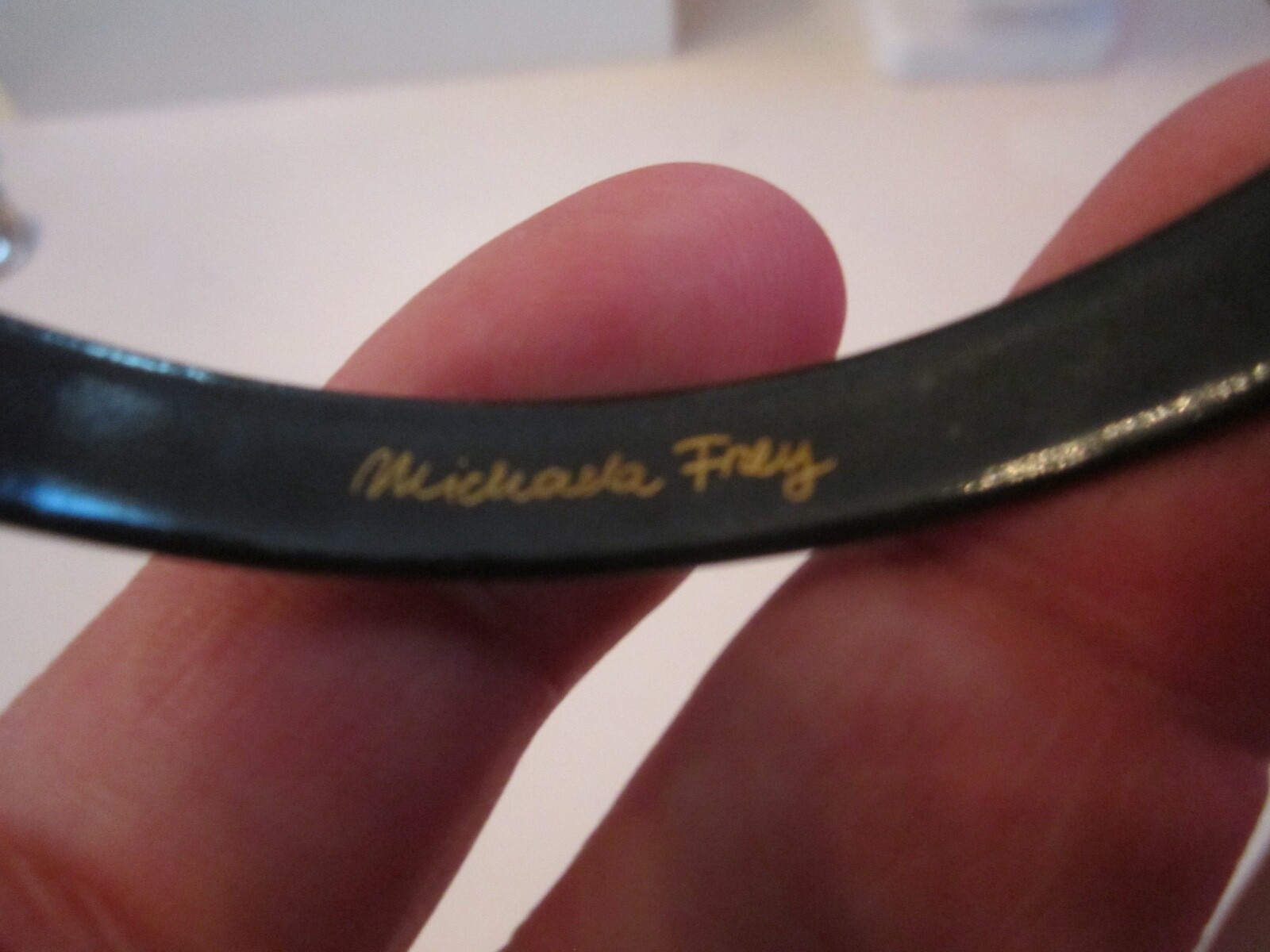 MICHAELA FREY BANGLE – 3/8″ WIDE – PINK AND DARK REDISH BROWN COLORS – TUB SC-11