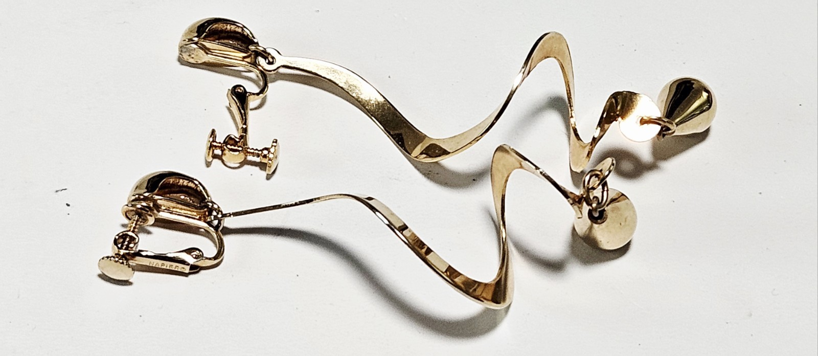 Vintage Napier Goldtone Swirl 3.75″ Drop Adjustable Clip-On Screwback Earrings