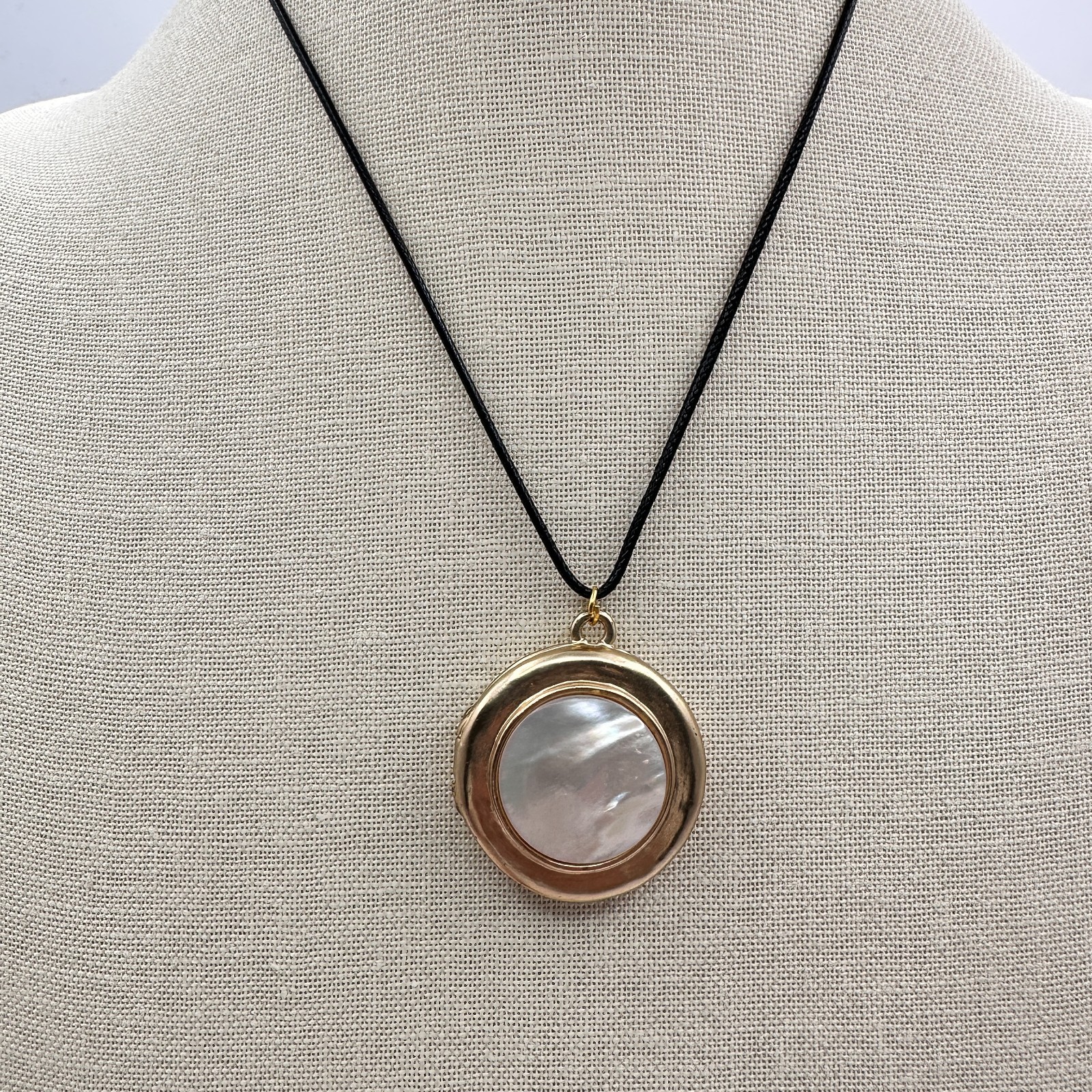 Vintage Y2K Gold Tone Mother of Pearl Pendant Necklace Women’s Classic Jewelry