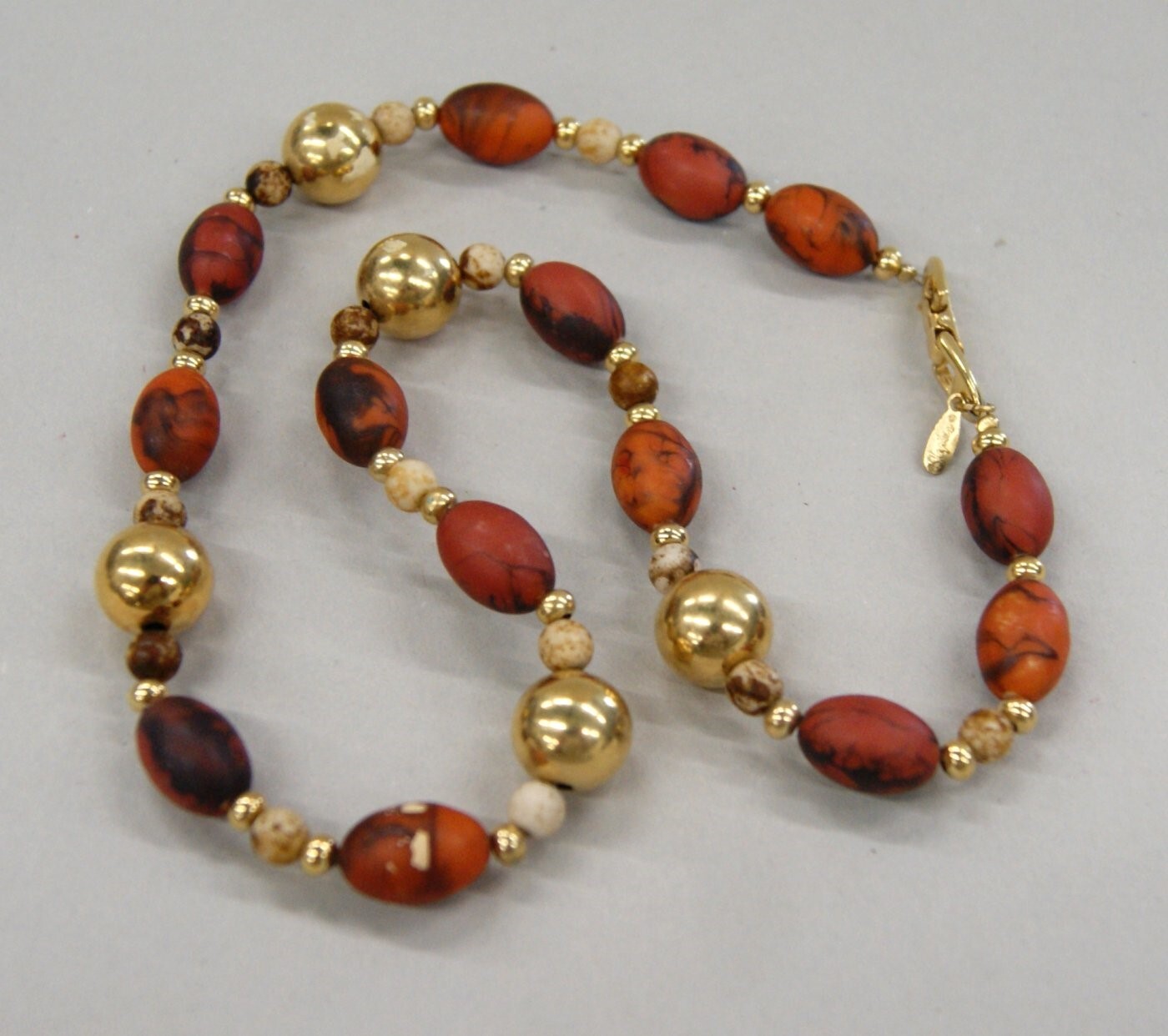 VINTAGE Napier Necklace Redish Brown Marbleized & Gold Tone Beads, SM1703