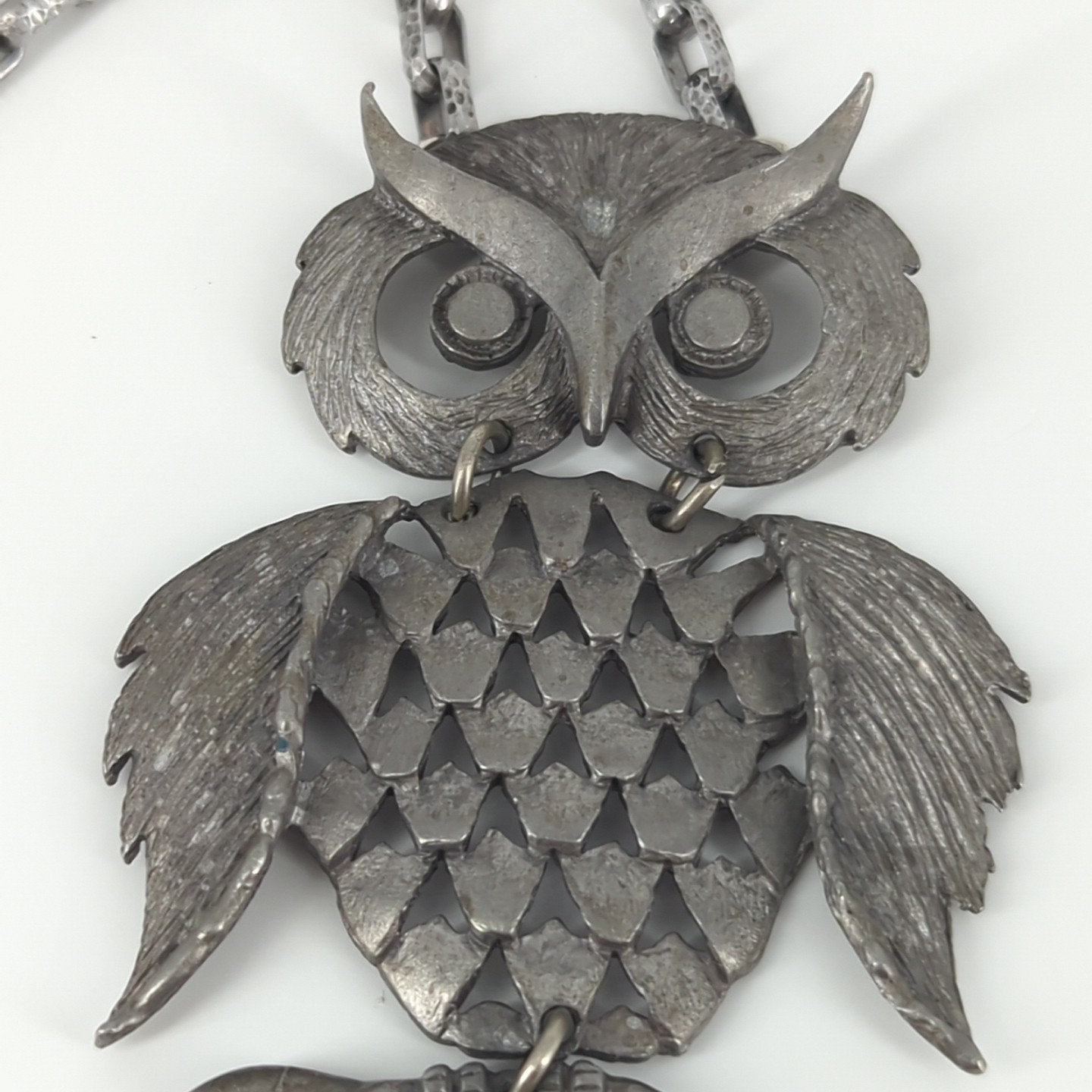 Vintage Pewter Tone Large Articulated Owl Hammered Oval Link 20″ chain Necklace