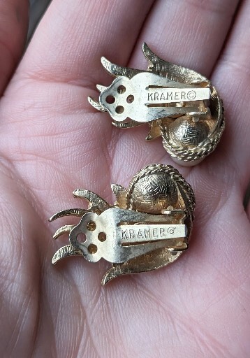 Vintage Classic KRAMER Faux Pearl Gold Tone Swirl Spray 1″ Clip Earrings