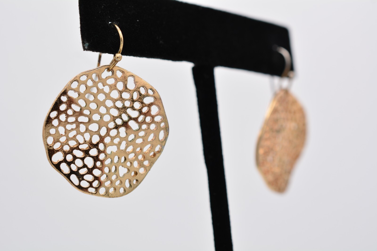 Vintage Dangle Earrings Hook Round Gold Tone Drop Y2K 2000s Bin7