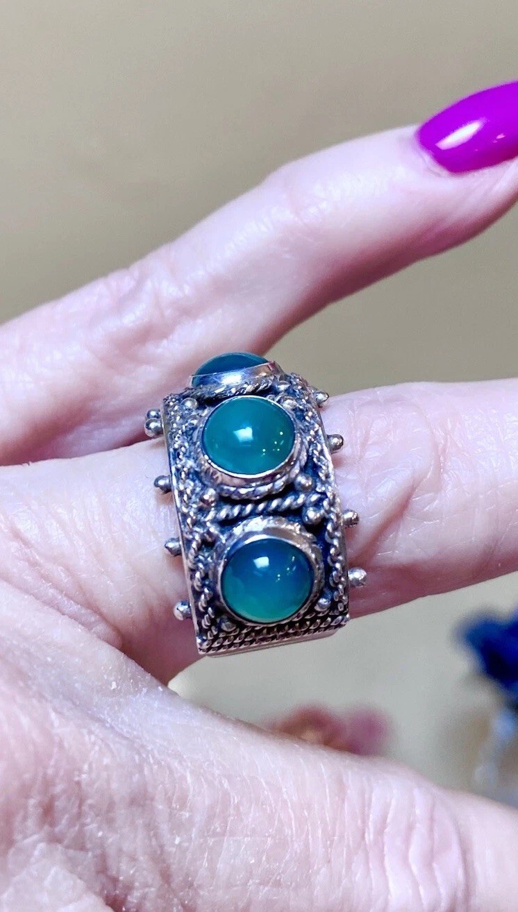 BEAUTIFUL Vintage Italian .800 Silver Green Chalcedony Ornate 3-Stone Band Ring