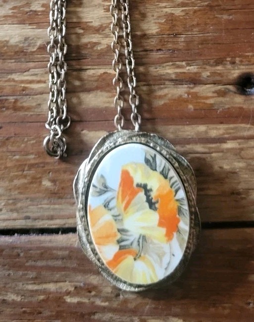 Vintage Floral Poppy Flower Cameo Necklace Gold Tone 70s Hippie Orange Pendant