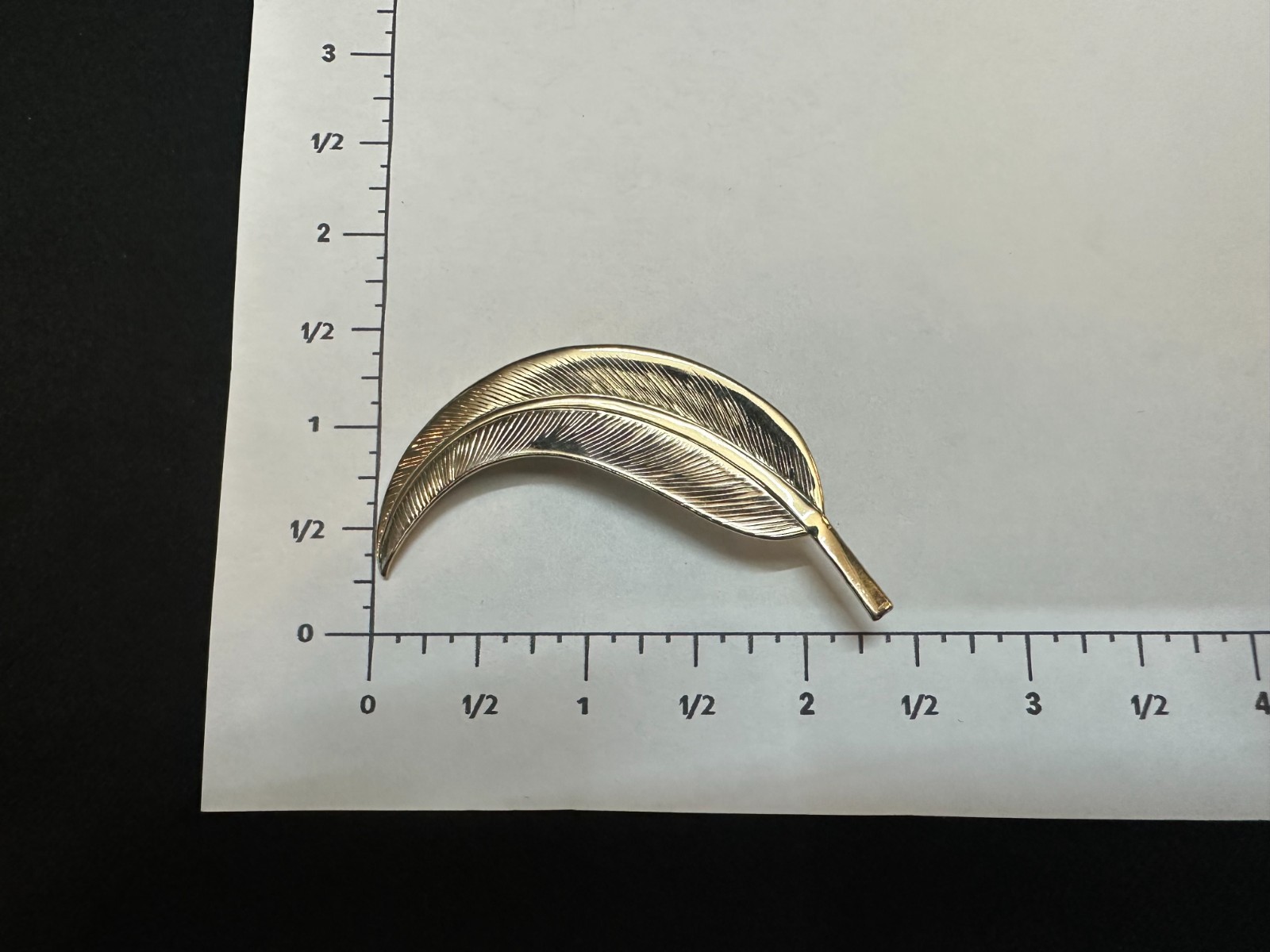 VINTAGE GOLD TONE FEATHER LEAF BROOCH CURVED TEXTURED PIN ROLLOVER CLASP 2.4″