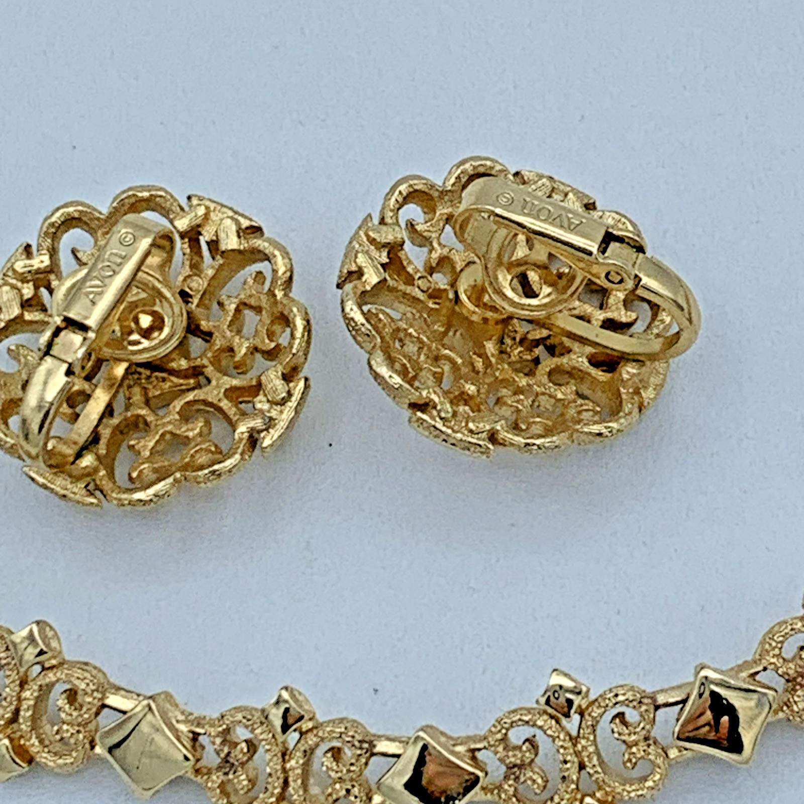 Avon 1971 Pretenders Gold Tone 7 inch Bracelet And Clip On Earrings B6-85