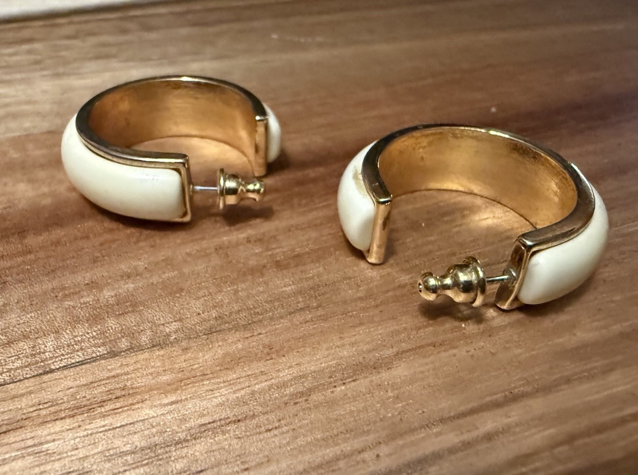 Vintage RARE Avon 1” Hoop Earrings Cream Ivory And Gold Tone Iconic 90’s