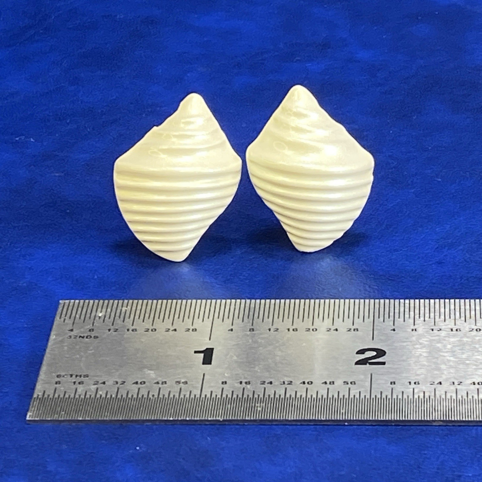Vtg Avon Seaside Iridescent Enamel Finish on Metal Conch Shell Clip On Earrings