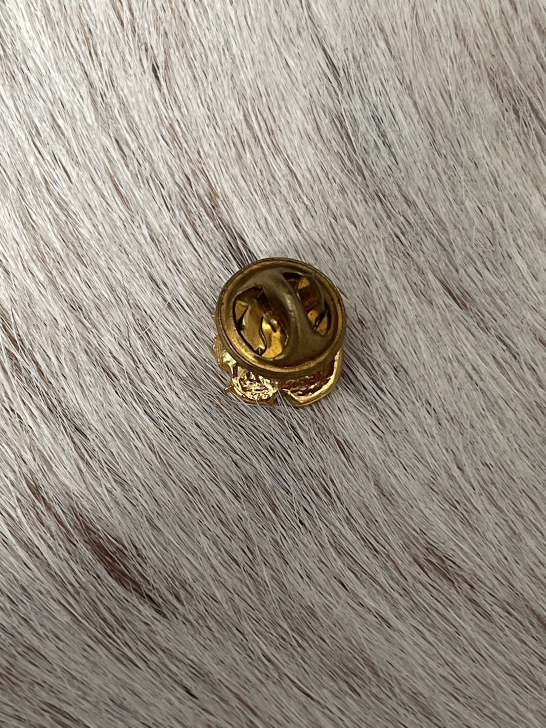 Old Vintage Brooch in Gold Metal – flower