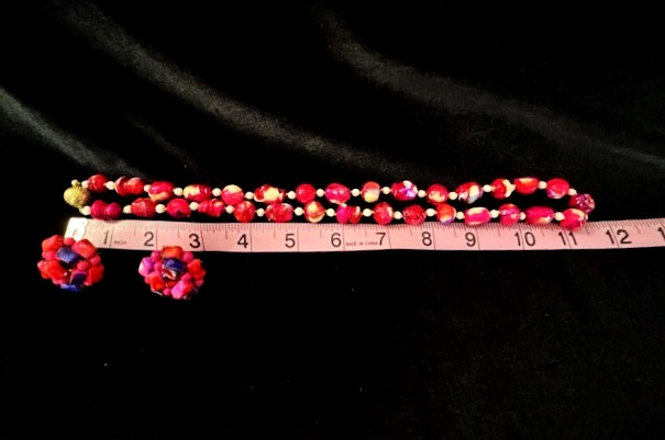 VTG Signed VOGUE Dip Dyed HOT PINK PURPLE RED WHITE Bead Necklace Earrings Set
