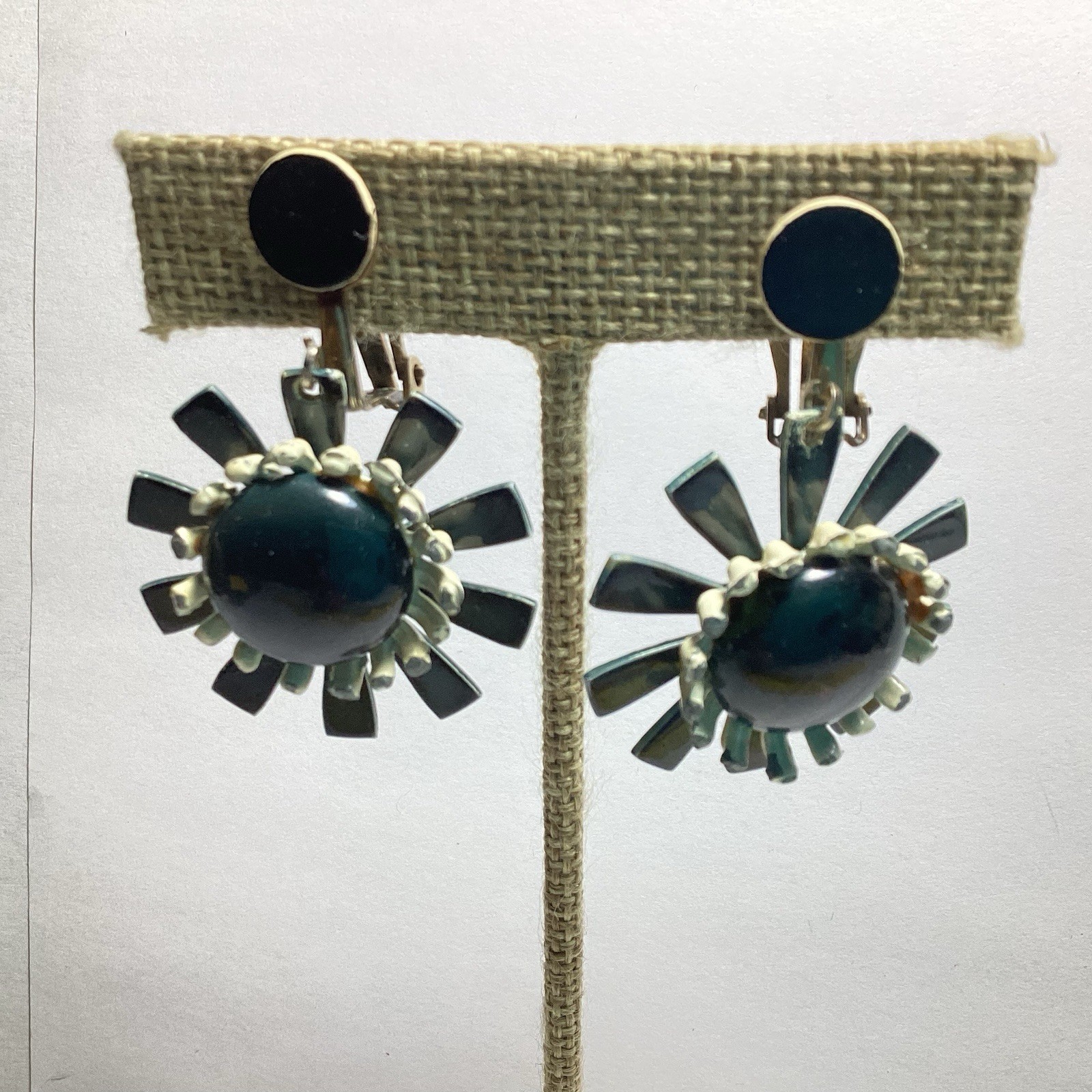 RETRO SIXTIES BLACK & WHITE DAISY CLIP-ON DROP DANGLE EARRINGS PLASTIC