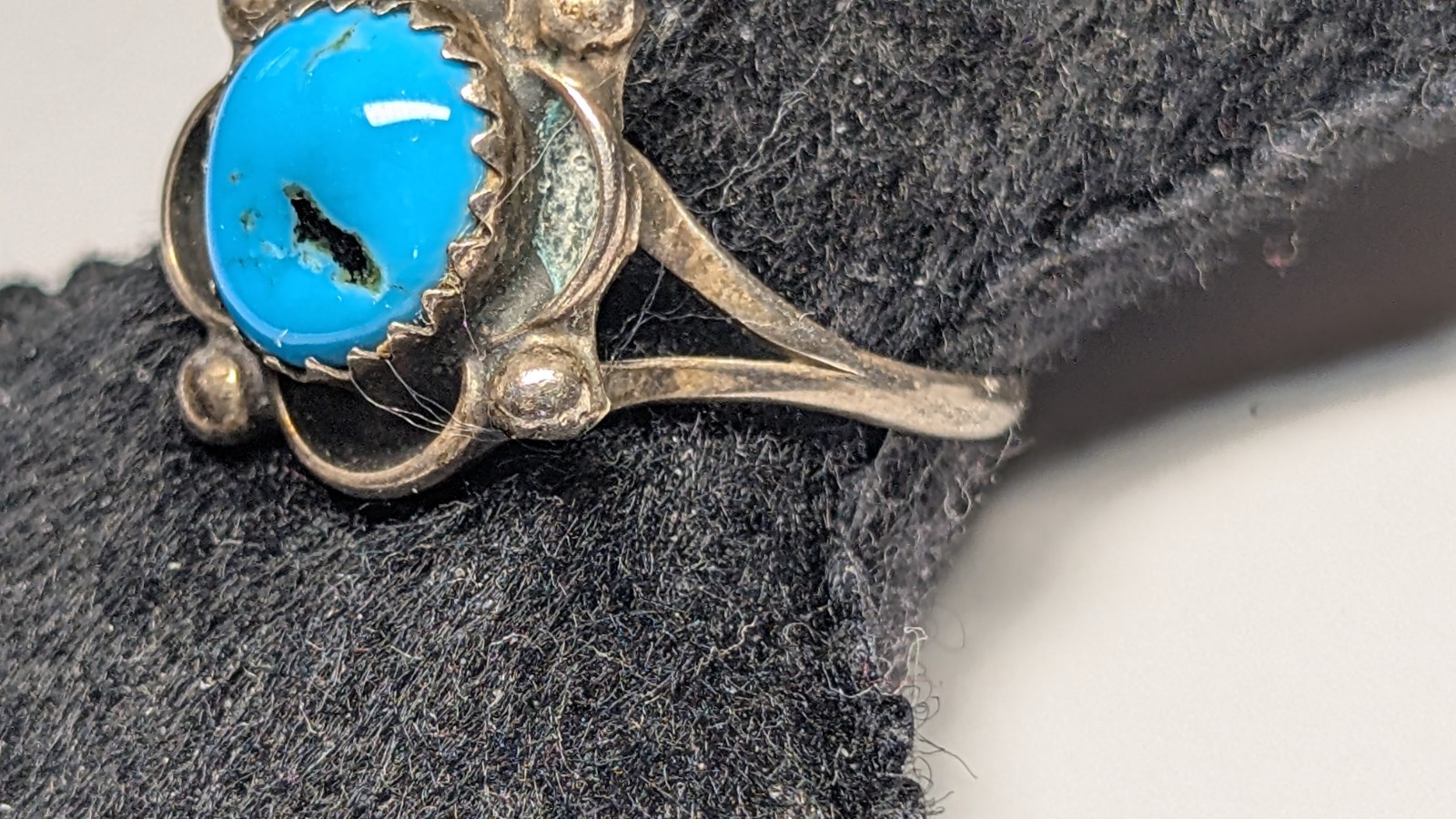 VINTAGE STERLING SILVER SOUTHWESTERN TURQUOISE RING ABOUT SIZE 8 1/2