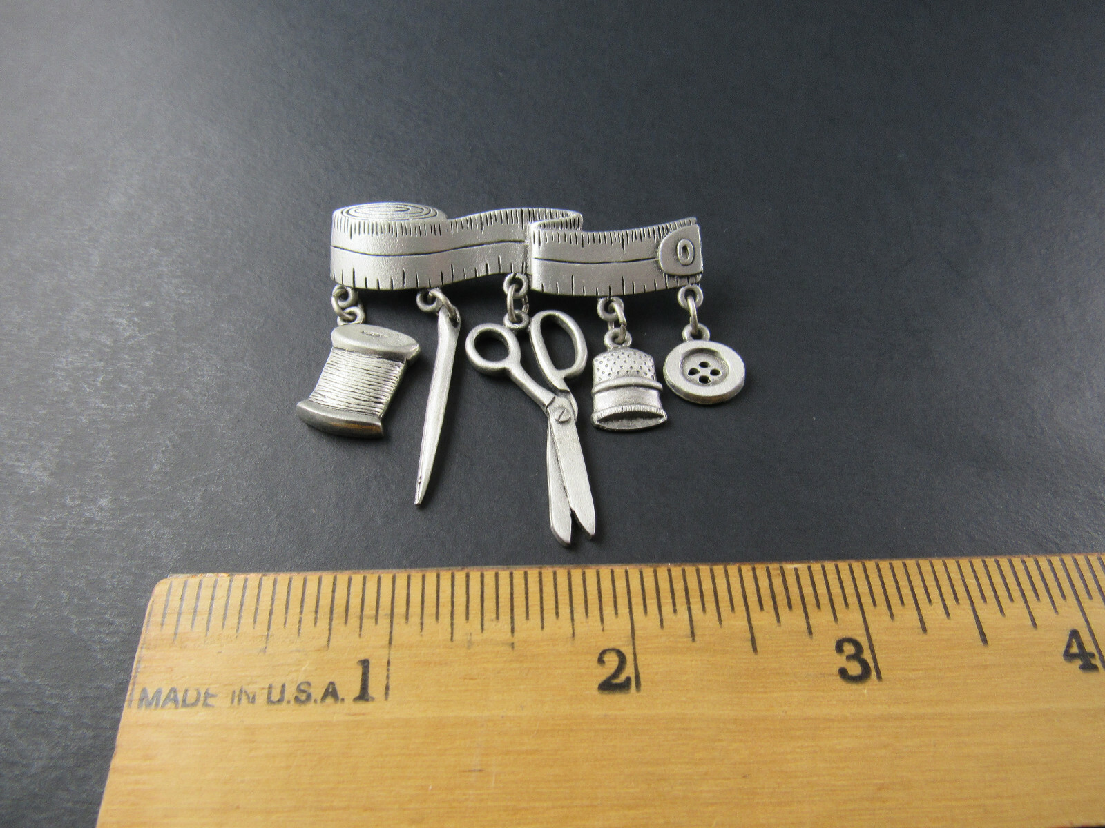 VINTAGE J&J SILVER TONE MEASURING TAPE WITH SEWING NOTIONS BROOCH PIN (BR29)