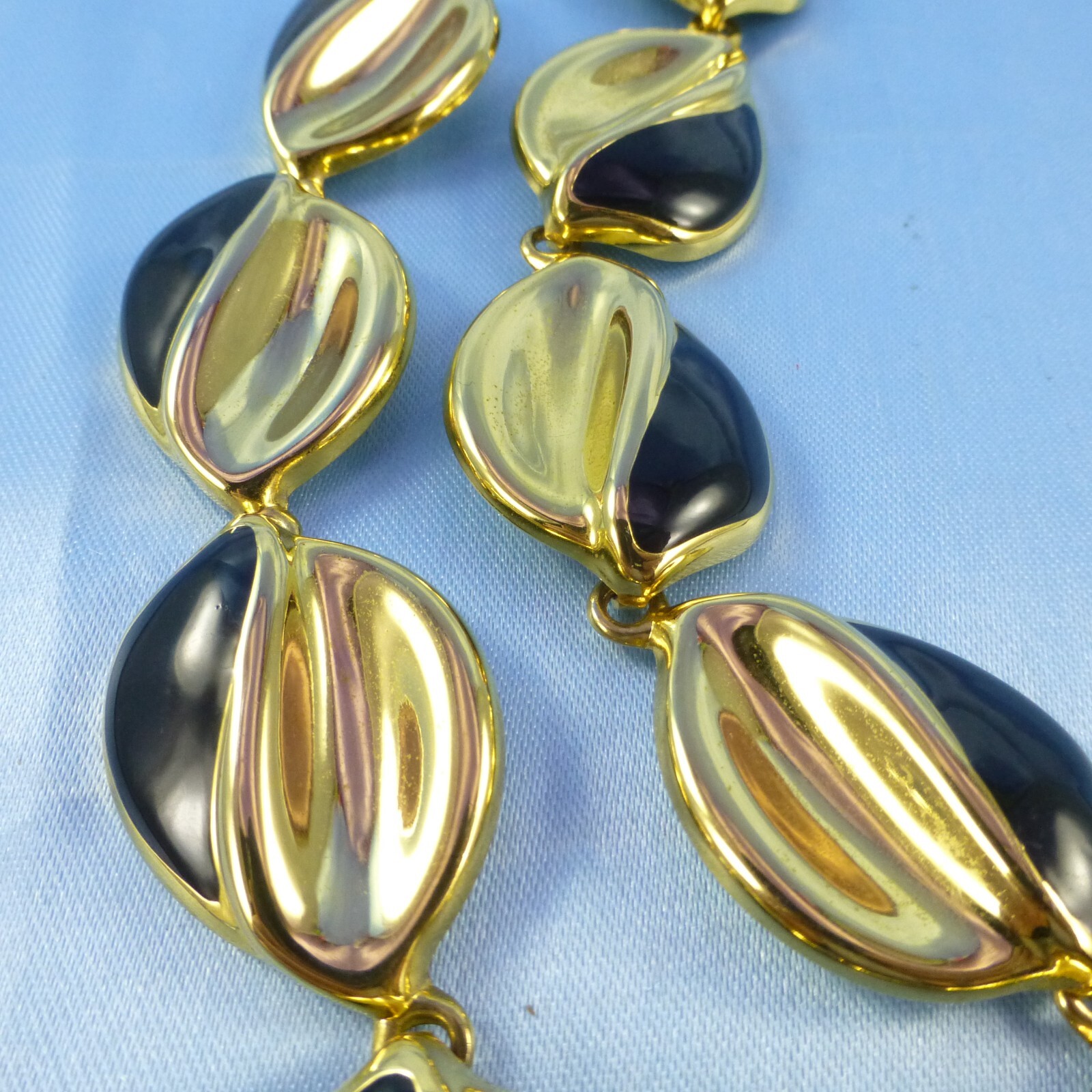 Fashionable Black Enamel on Gold-Tone Articulated Links Necklace Elegant