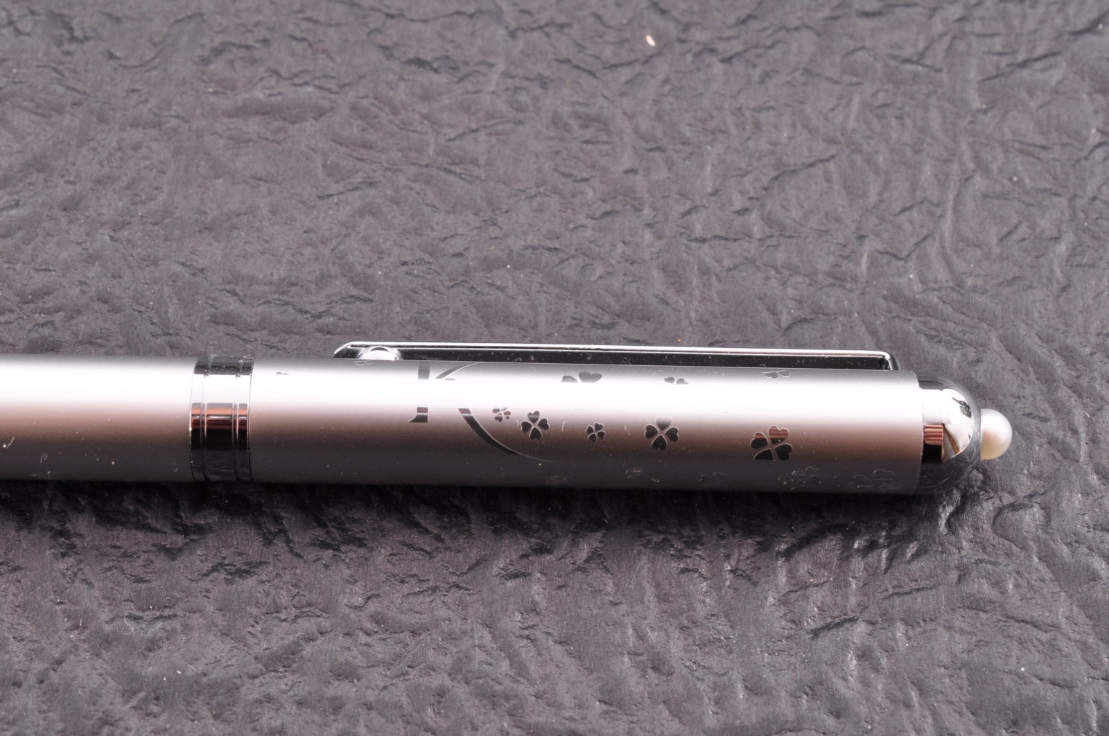 Near mint Japan brand “MIKIMOTO” Akoya pearl Ballpoint pen and pass case Gift.