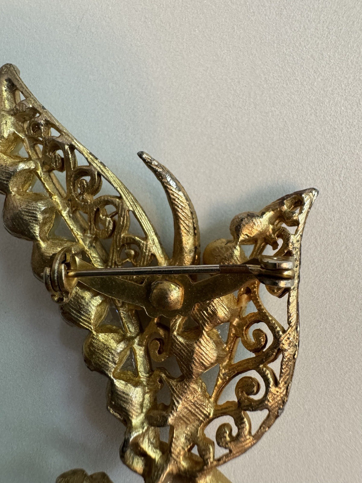 Vtg Unsigned Gold Tone Faux Pearl Botanical Leaf Spray Pin Brooch Distressed