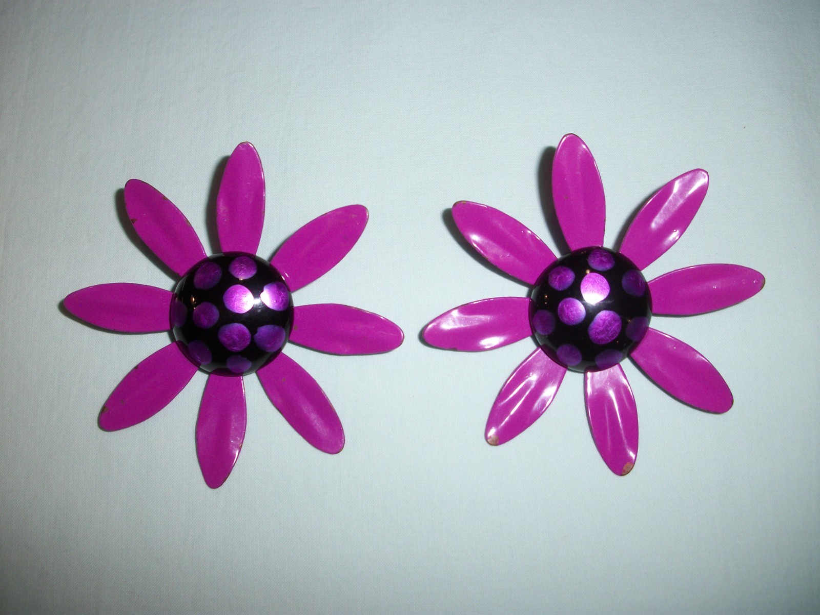 VTG MeTaL ENaMeL ***HUGE EYE POPPiNG PURPLE/BLACK/POLKA DOT*** DAiSy EaRRiNgS