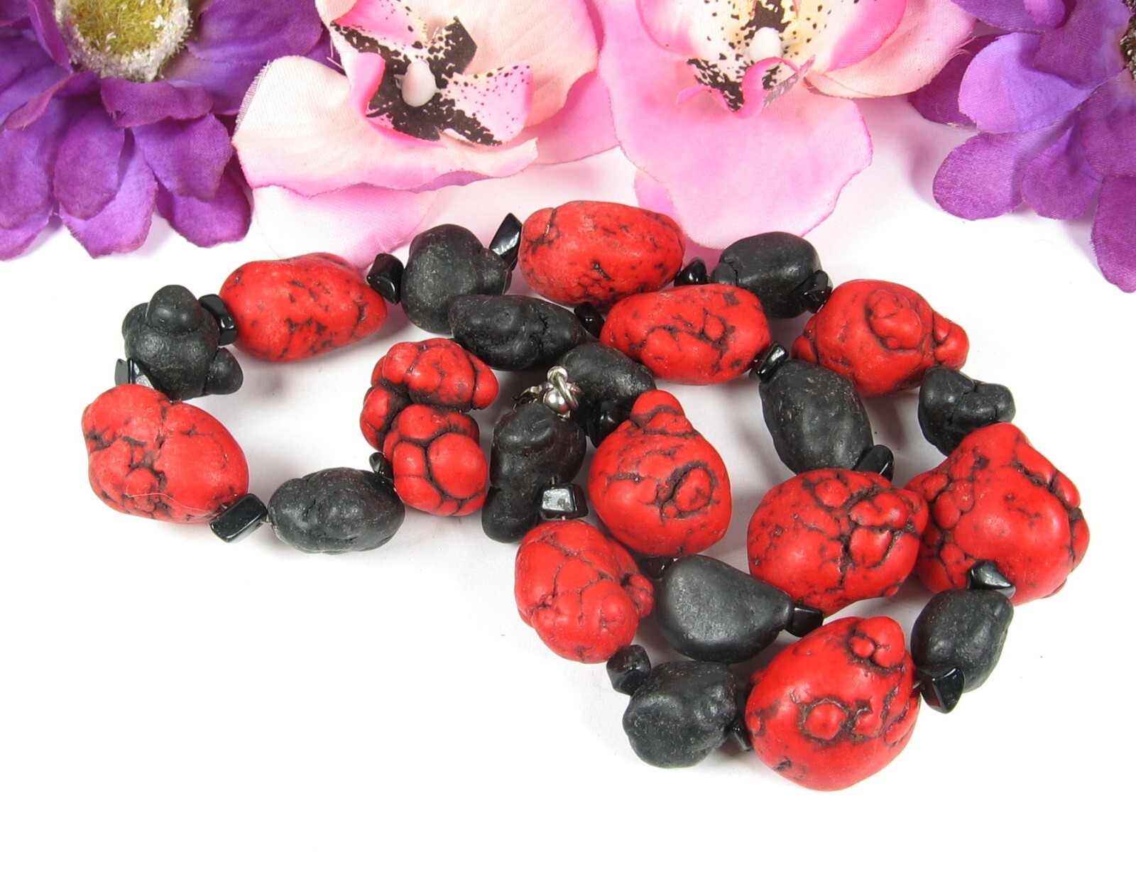 RED Veined and BLACK STONE BEADED NECKLACE Vintage Bulge Beads HEAVY 20″