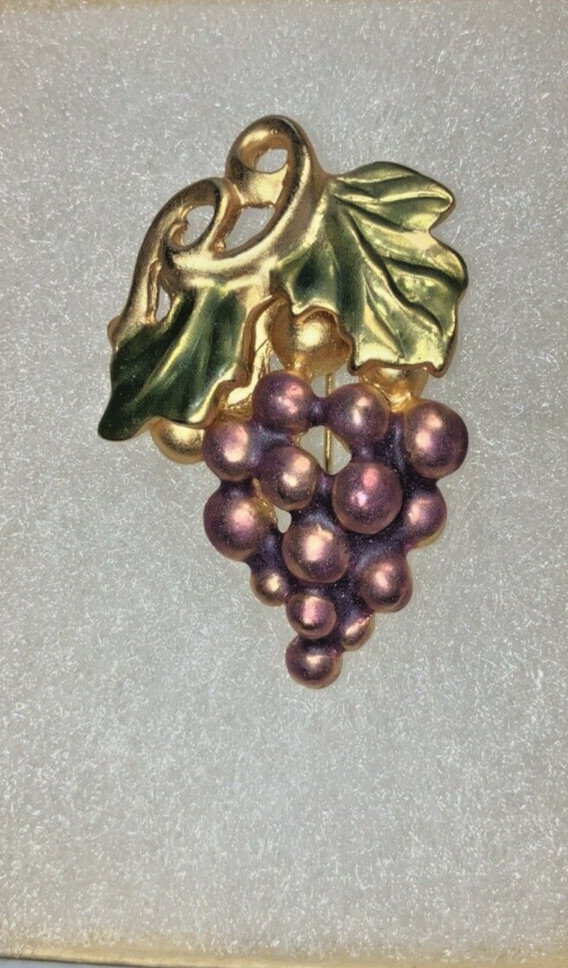 BEAUTIFUL VINTAGE GOLD TONE PURPLE GRAPES CLUSTER GREEN LEAVES BROOCH PIN