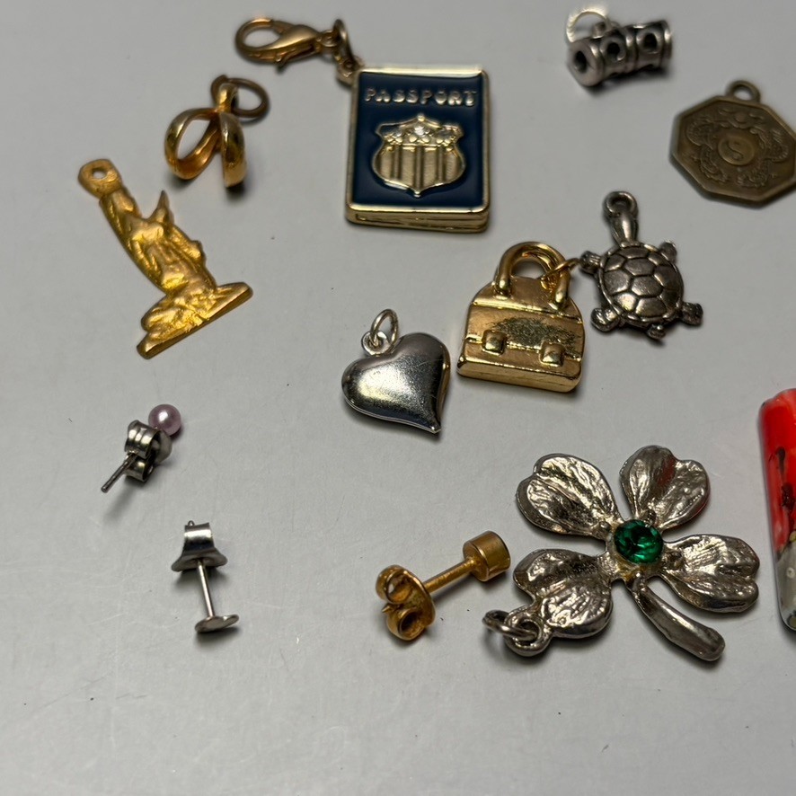 VINTAGE ESTATE JEWELRY LOT of 16 Pendants Charms Dangles