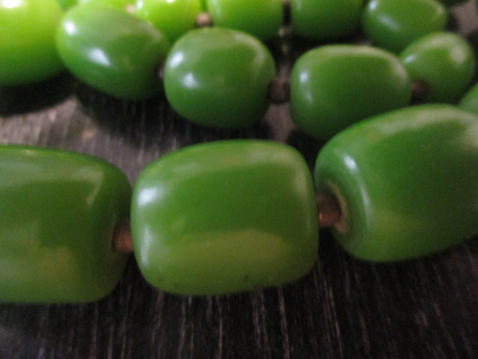 Vtg Chunky Green Apple Graduated Barrel Hand Crafted Hard Plastic Bead Necklace