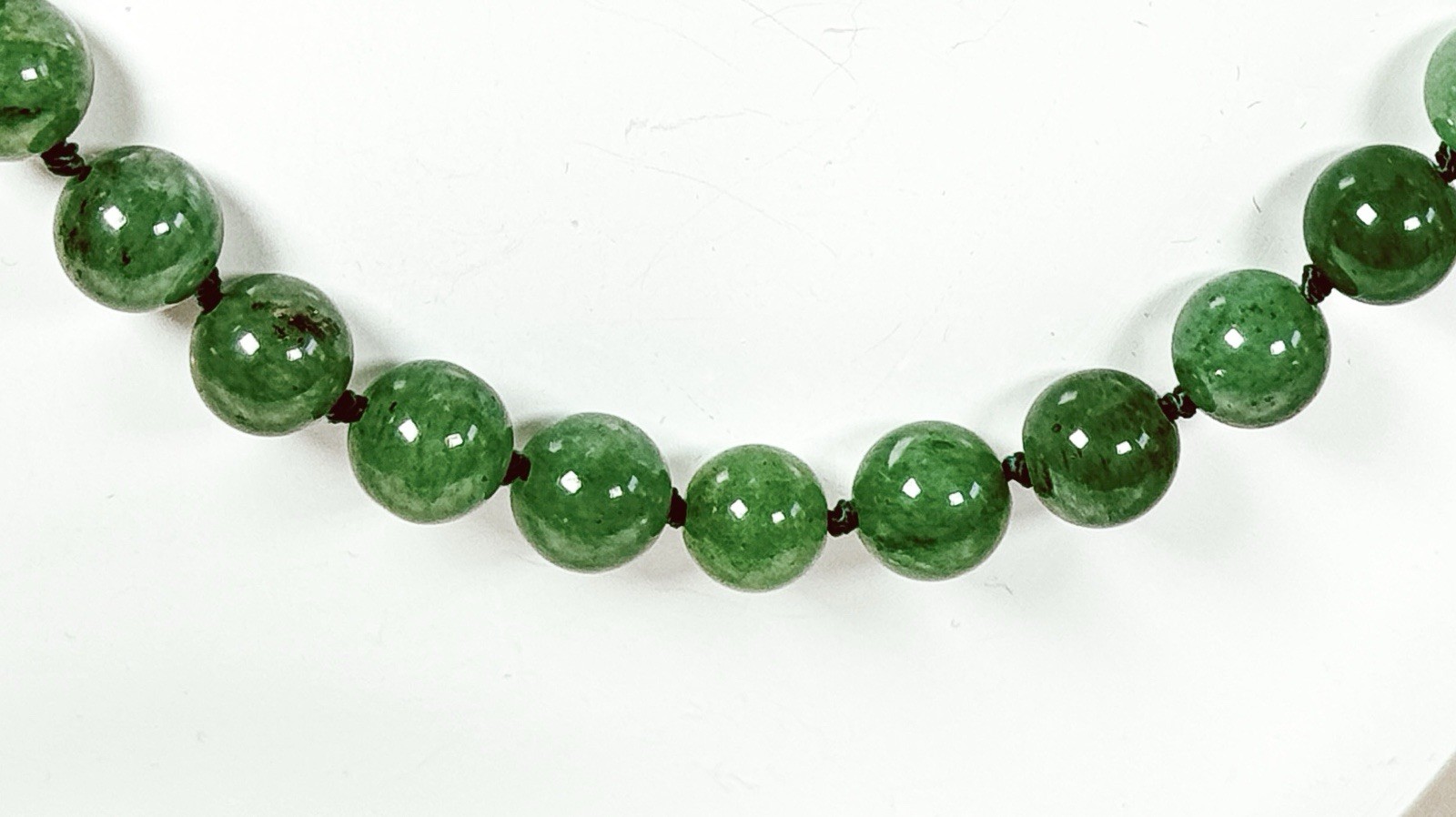 Vtg GREEN JADEITE JADE BEADED NECKLACE 6.8mm width 20” long 36.34 grams MINT