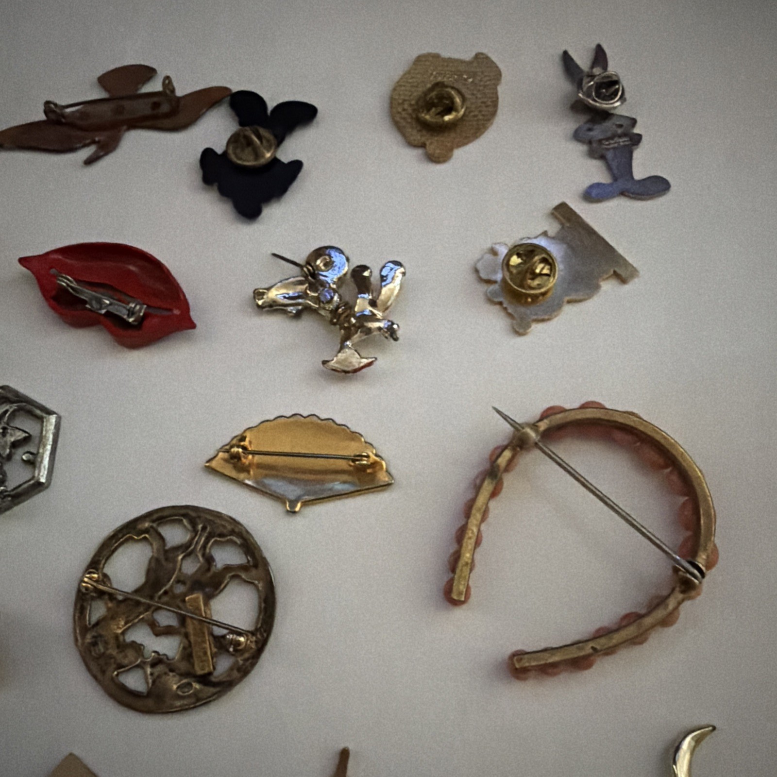 vtg pin lot of 25 collectible rare hard to find horseshoe souvenir Disney apple