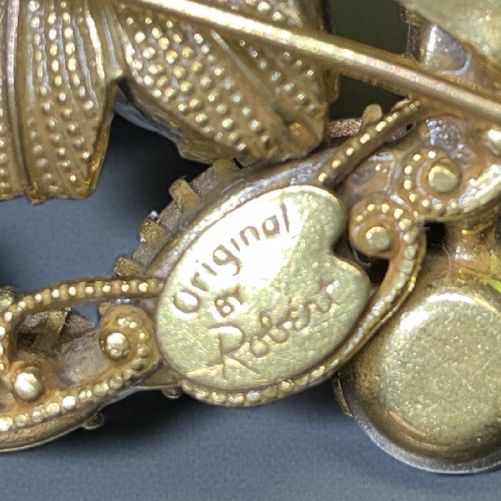 COLLECTIBLE “ORIGINAL BY ROBERT” BROOCH SIGNED Mid-Century FREE Shpg Charity